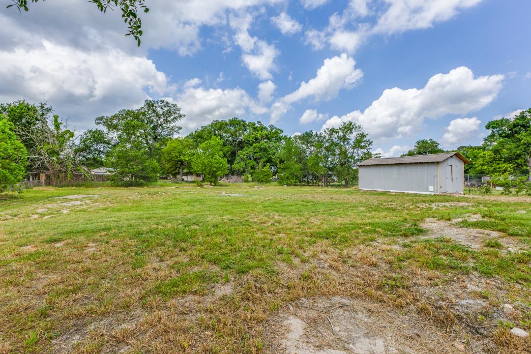 168 River Oaks Dr, Cedar Creek, TX 78612