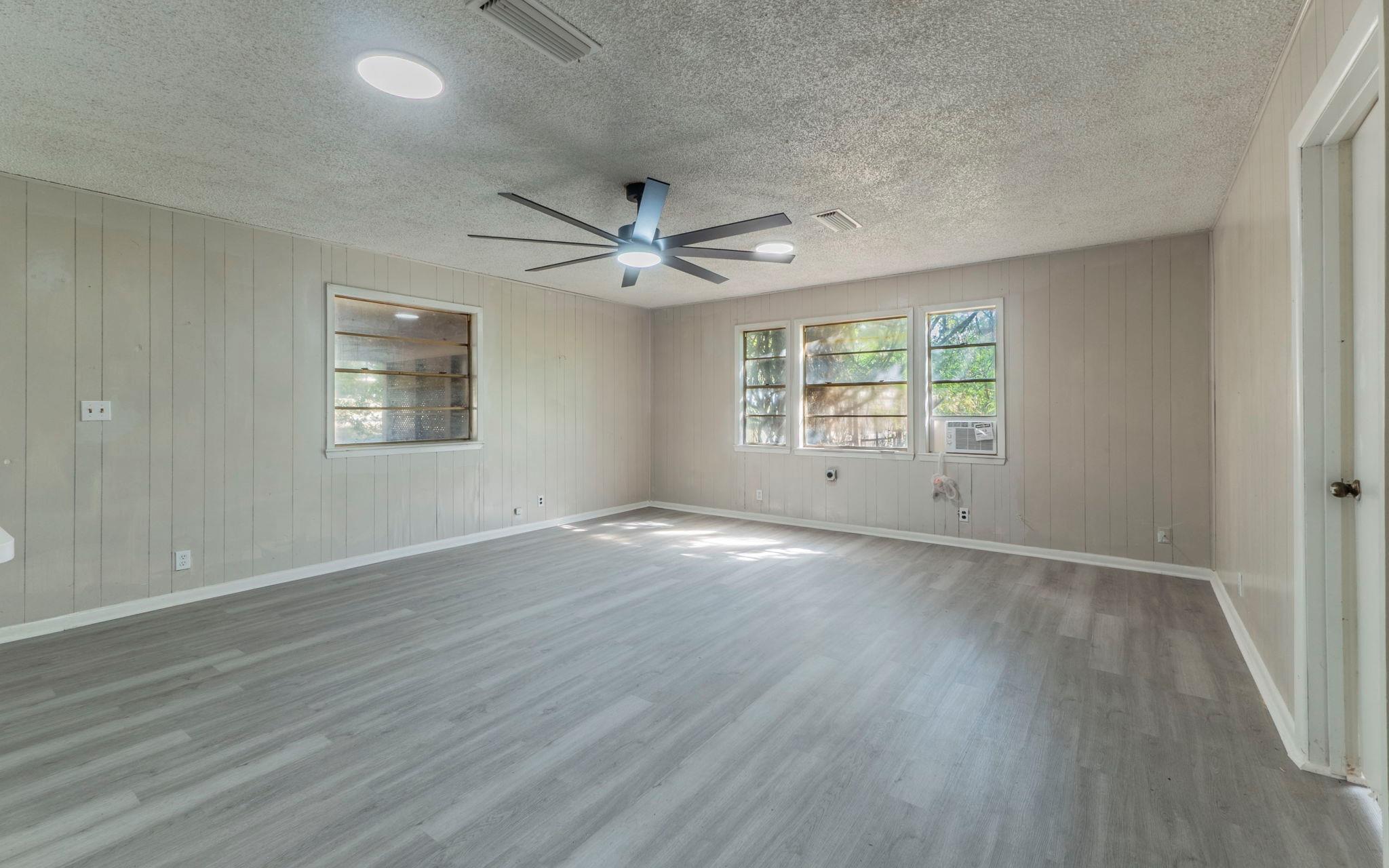 574 Oaklawn Dr, Rockdale, TX 76567