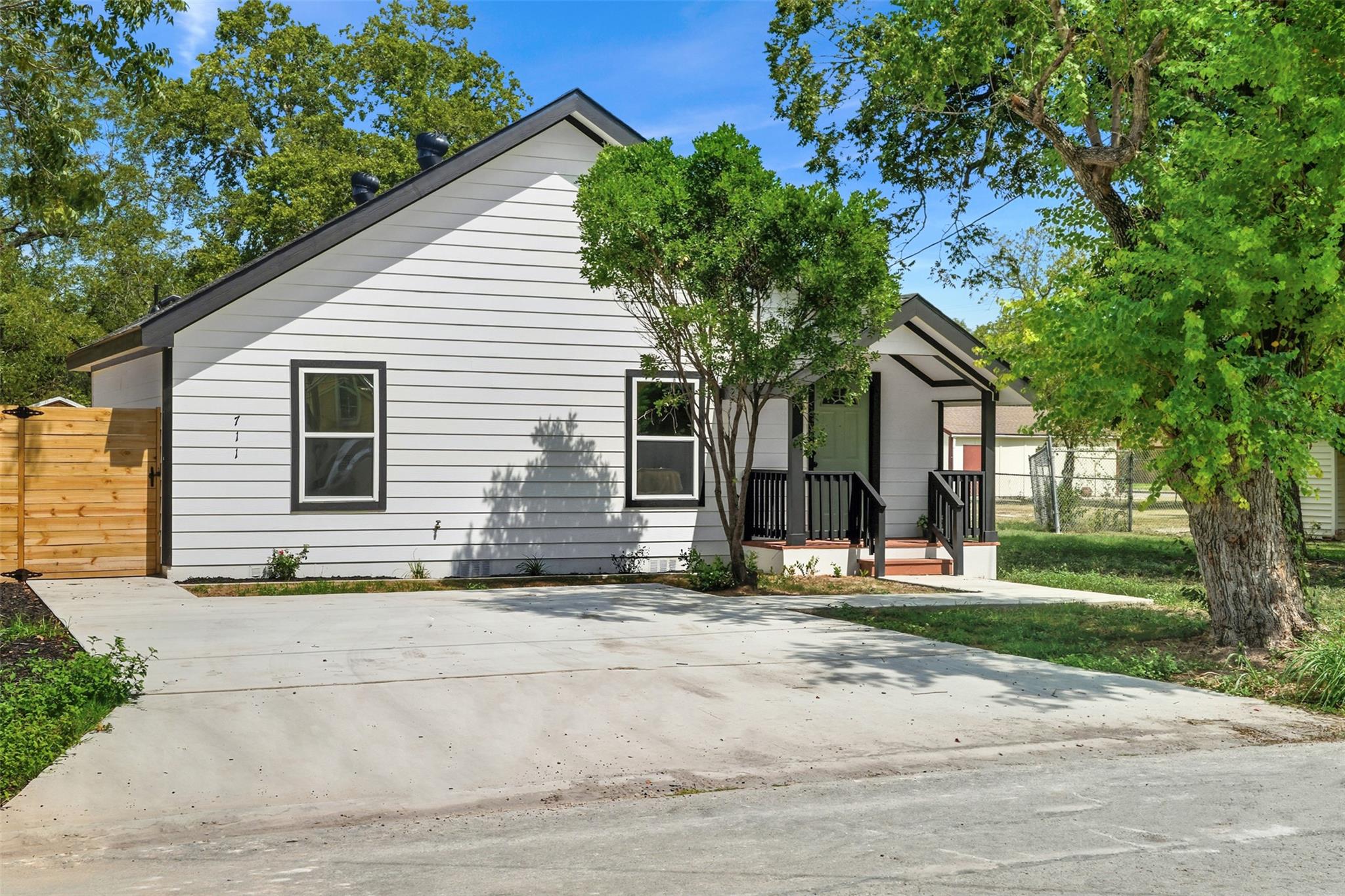 711 Fir Ln, Lockhart, TX 78644