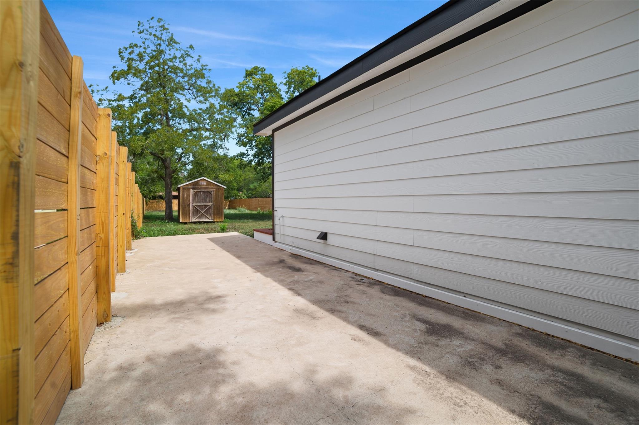 711 Fir Ln, Lockhart, TX 78644