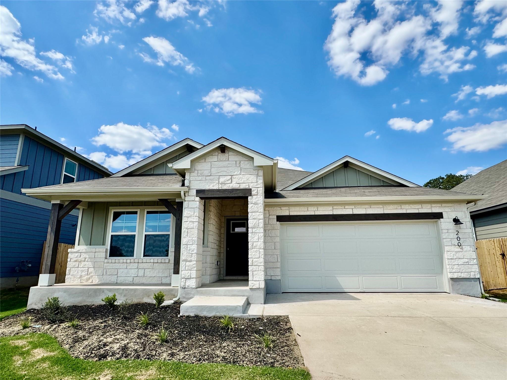 200 Coopers Hawk Crst, Cedar Creek, TX 78612