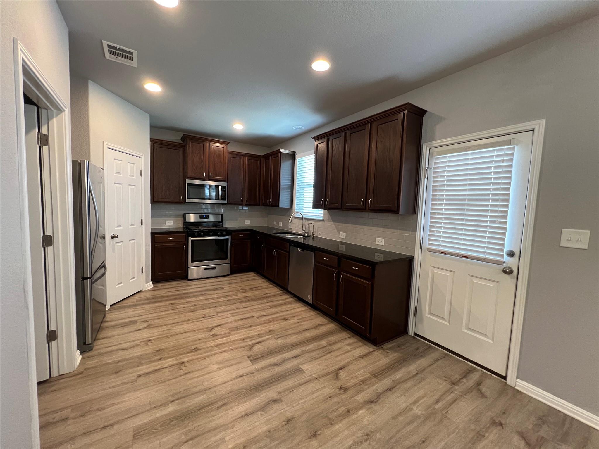 160 Shearwater Ln, Leander, TX 78641