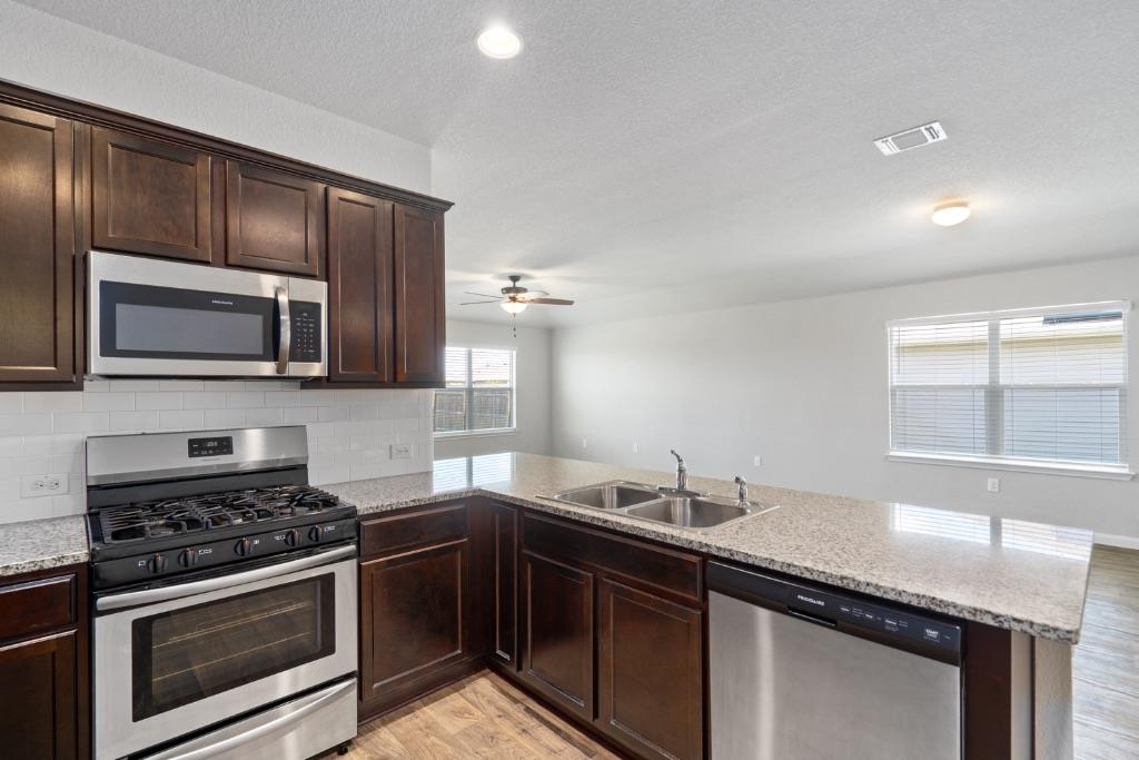 1007 Pembroke Ct, Hutto, TX 78634