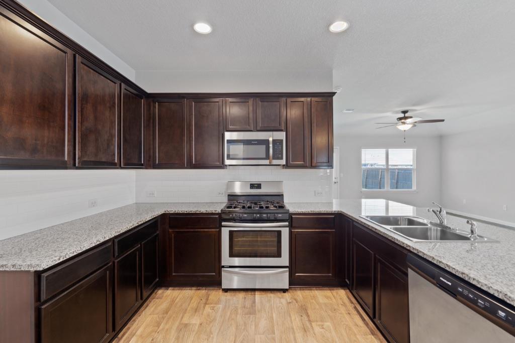 1007 Pembroke Ct, Hutto, TX 78634