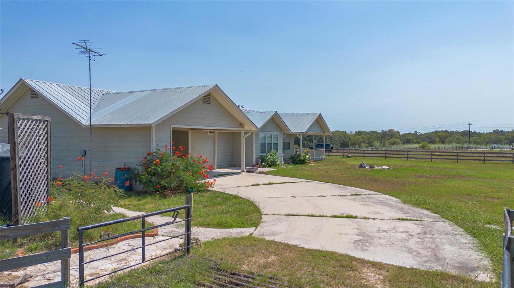 3752 FM 77, Nixon, TX 78140