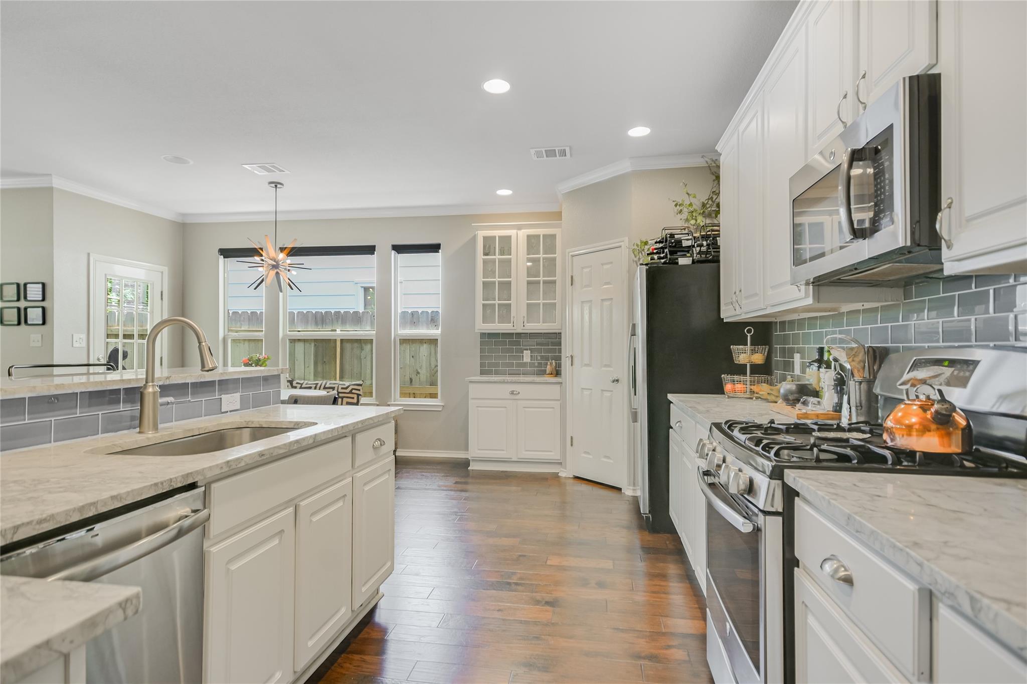 2817 Kinney Oaks Ct, Austin, TX 78704