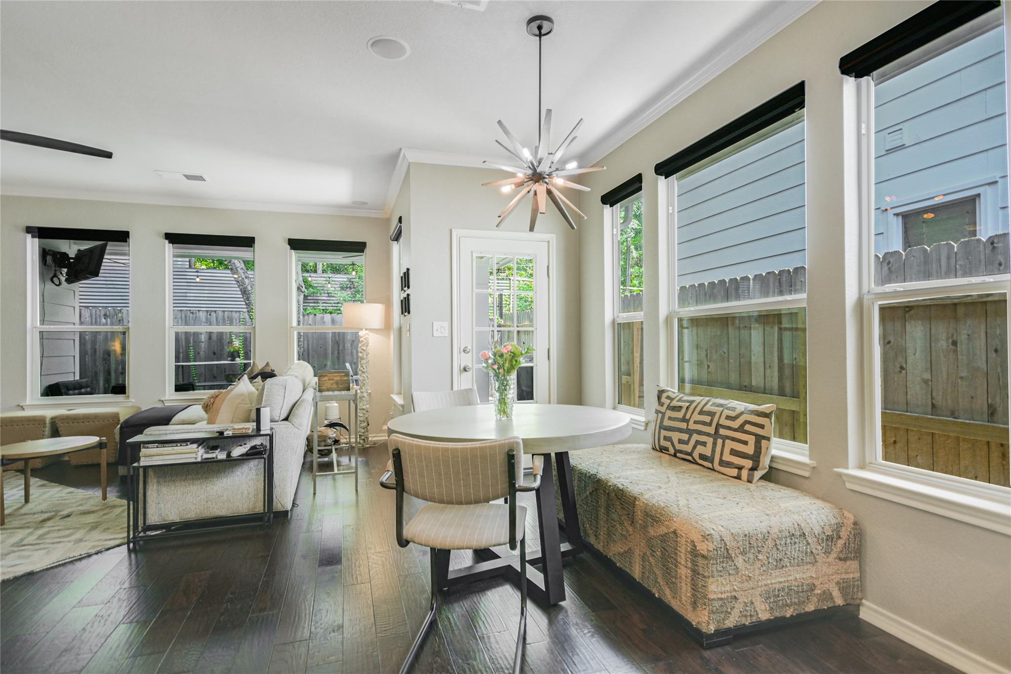 2817 Kinney Oaks Ct, Austin, TX 78704