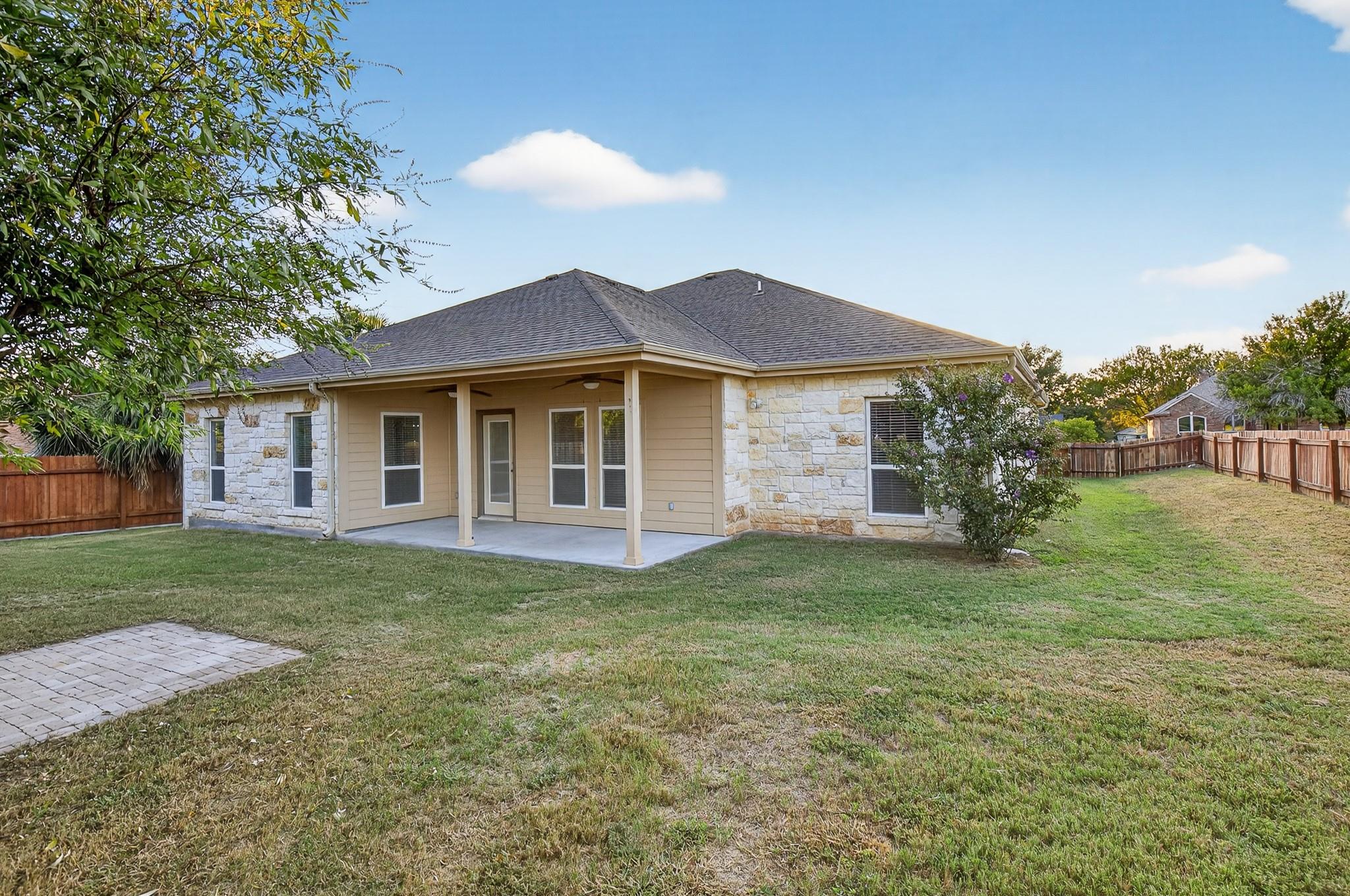 237 Meadowlakes Dr, Meadowlakes, TX 78654