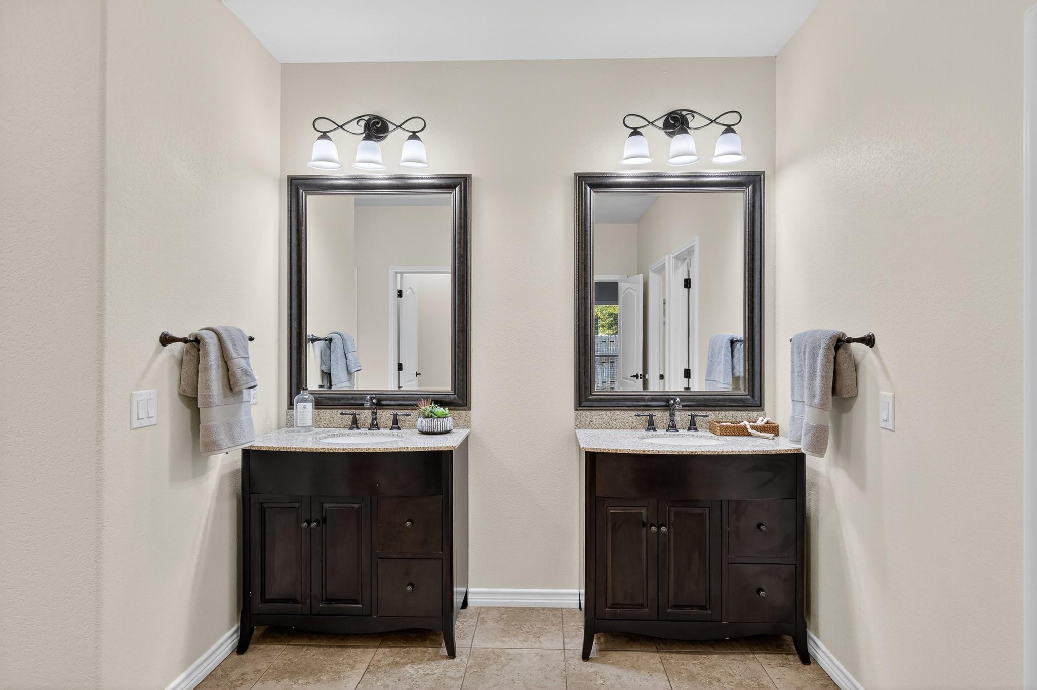 237 Meadowlakes Dr, Meadowlakes, TX 78654