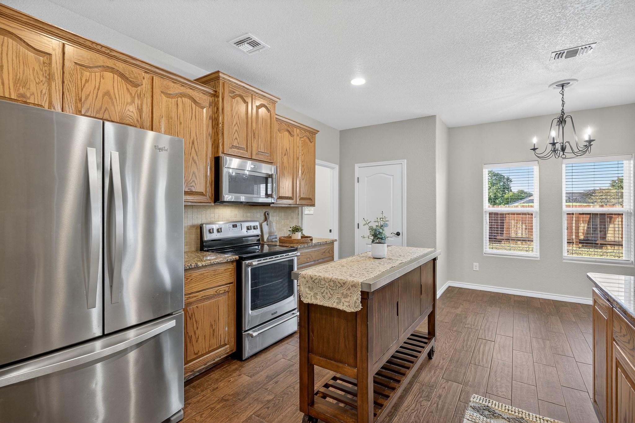 237 Meadowlakes Dr, Meadowlakes, TX 78654