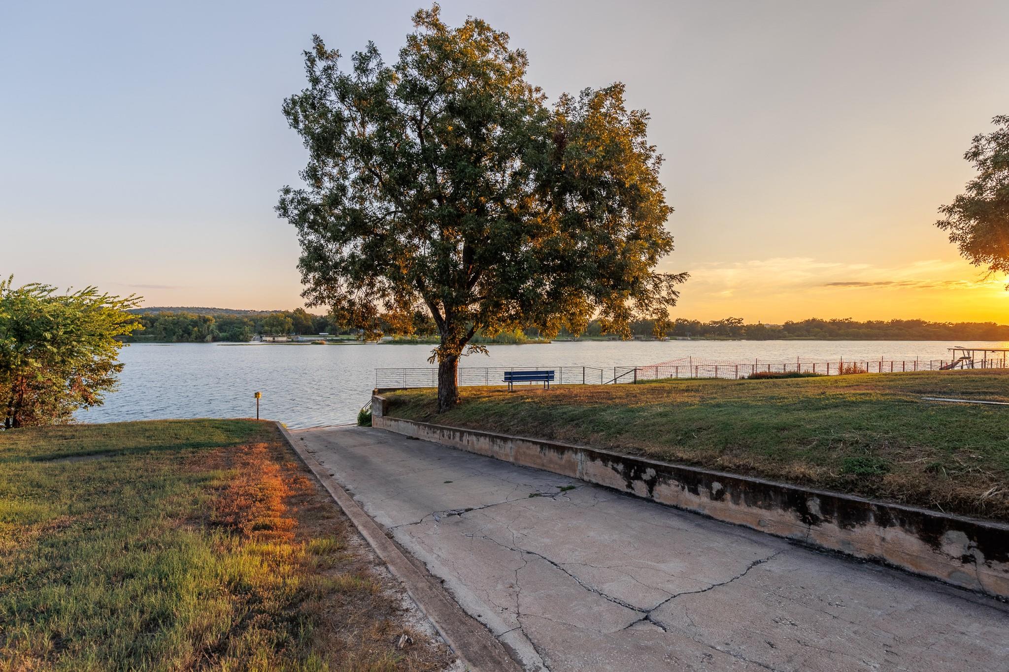 237 Meadowlakes Dr, Meadowlakes, TX 78654