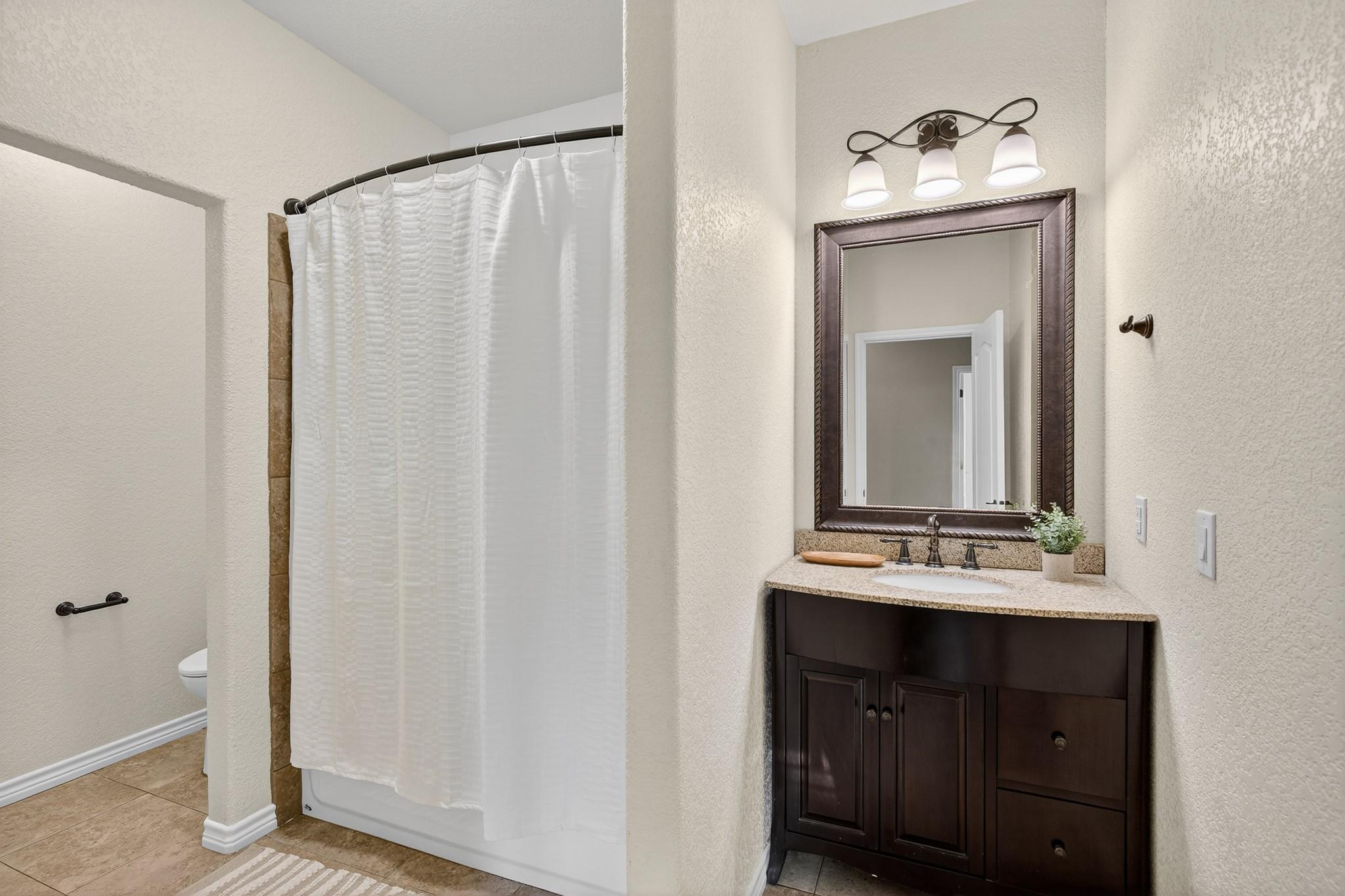 237 Meadowlakes Dr, Meadowlakes, TX 78654