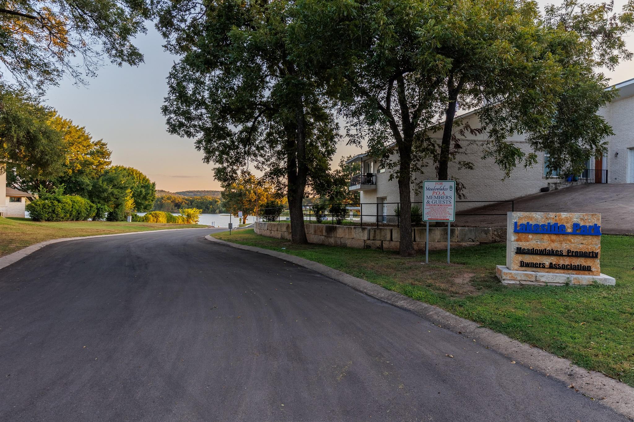 237 Meadowlakes Dr, Meadowlakes, TX 78654