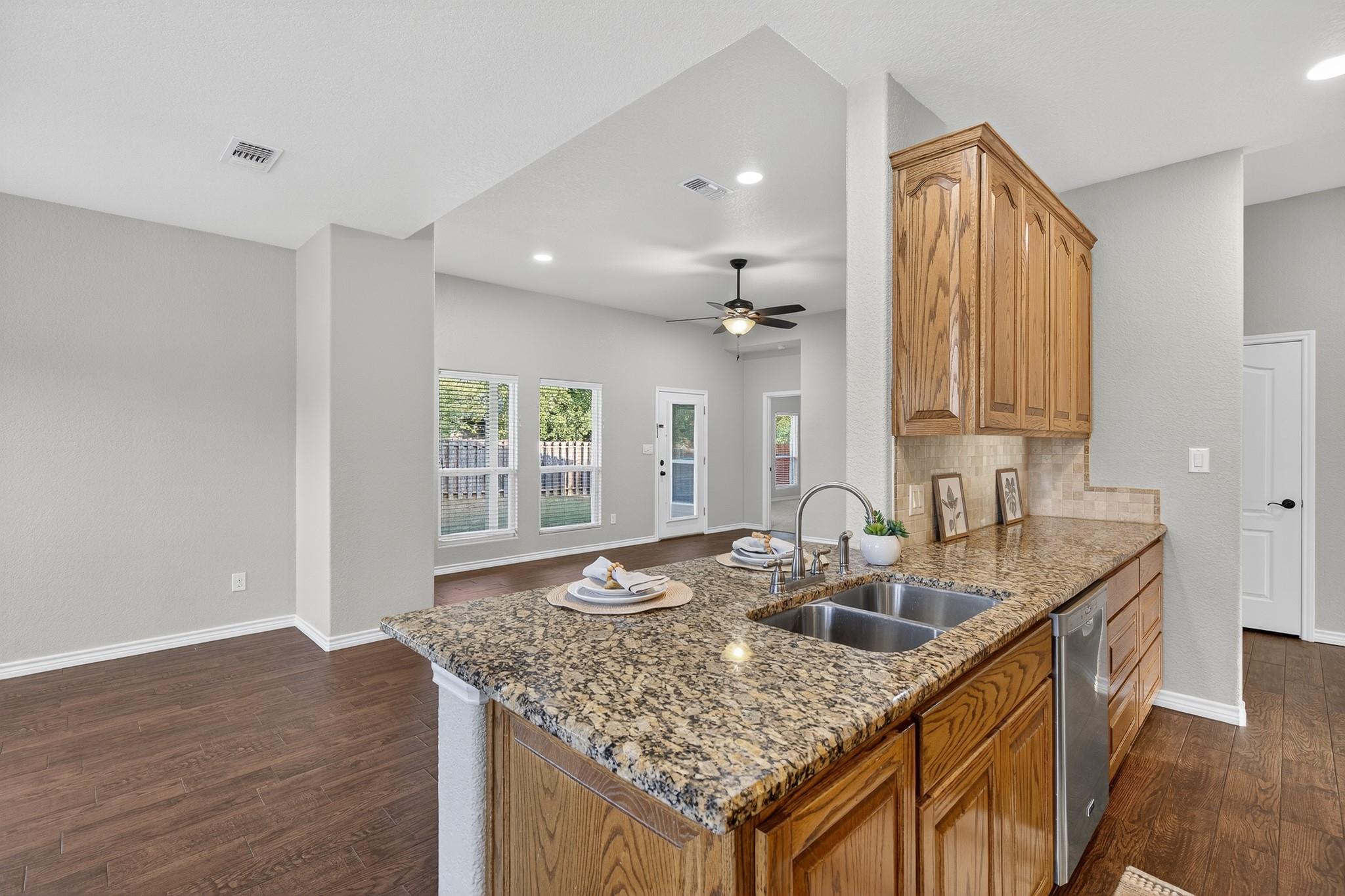 237 Meadowlakes Dr, Meadowlakes, TX 78654