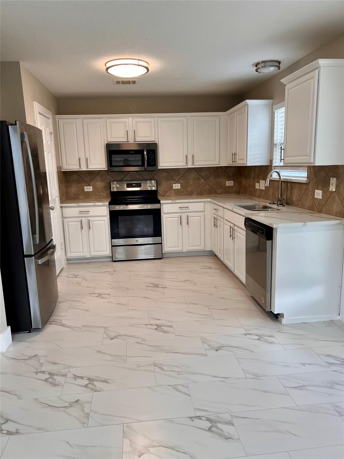 922 Gentry Dr, Leander, TX 78641