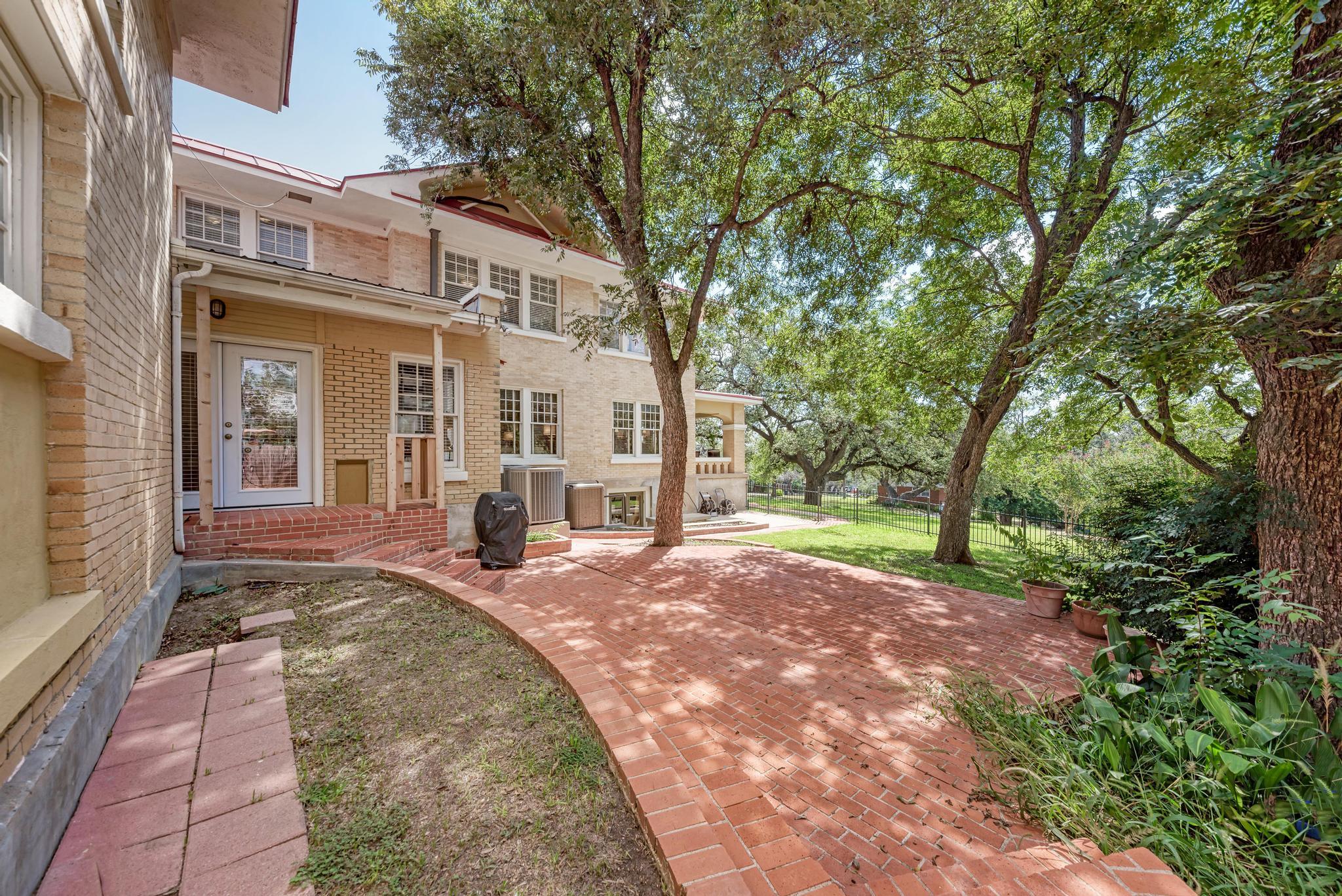 401 W 4th St, Lampasas, TX 76550