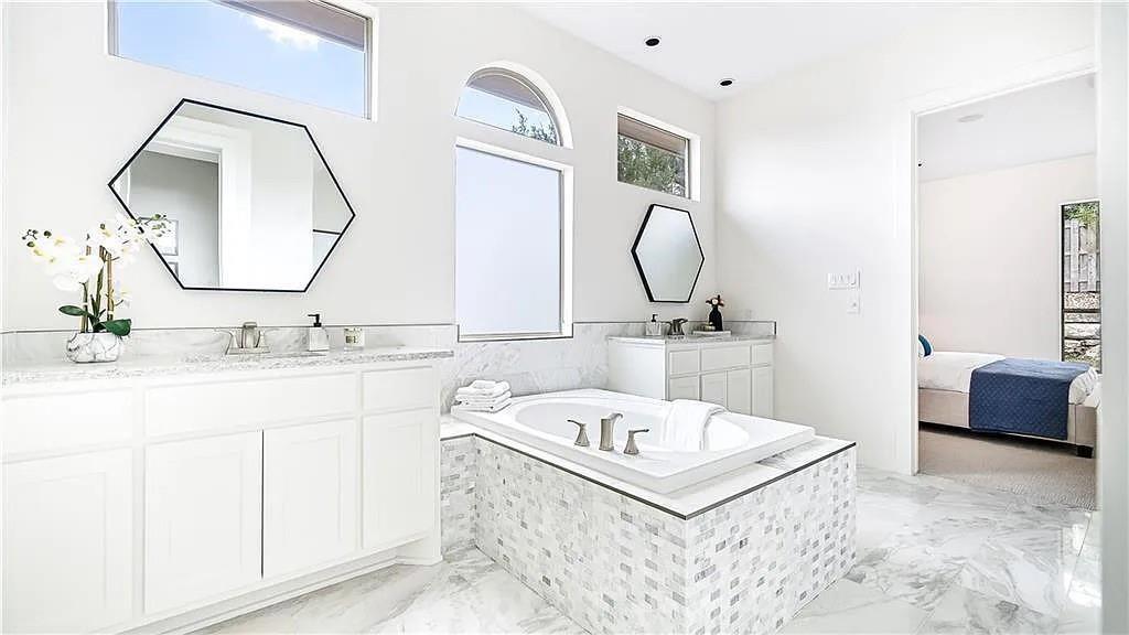 15101 Barrie Dr, Lakeway, TX 78734