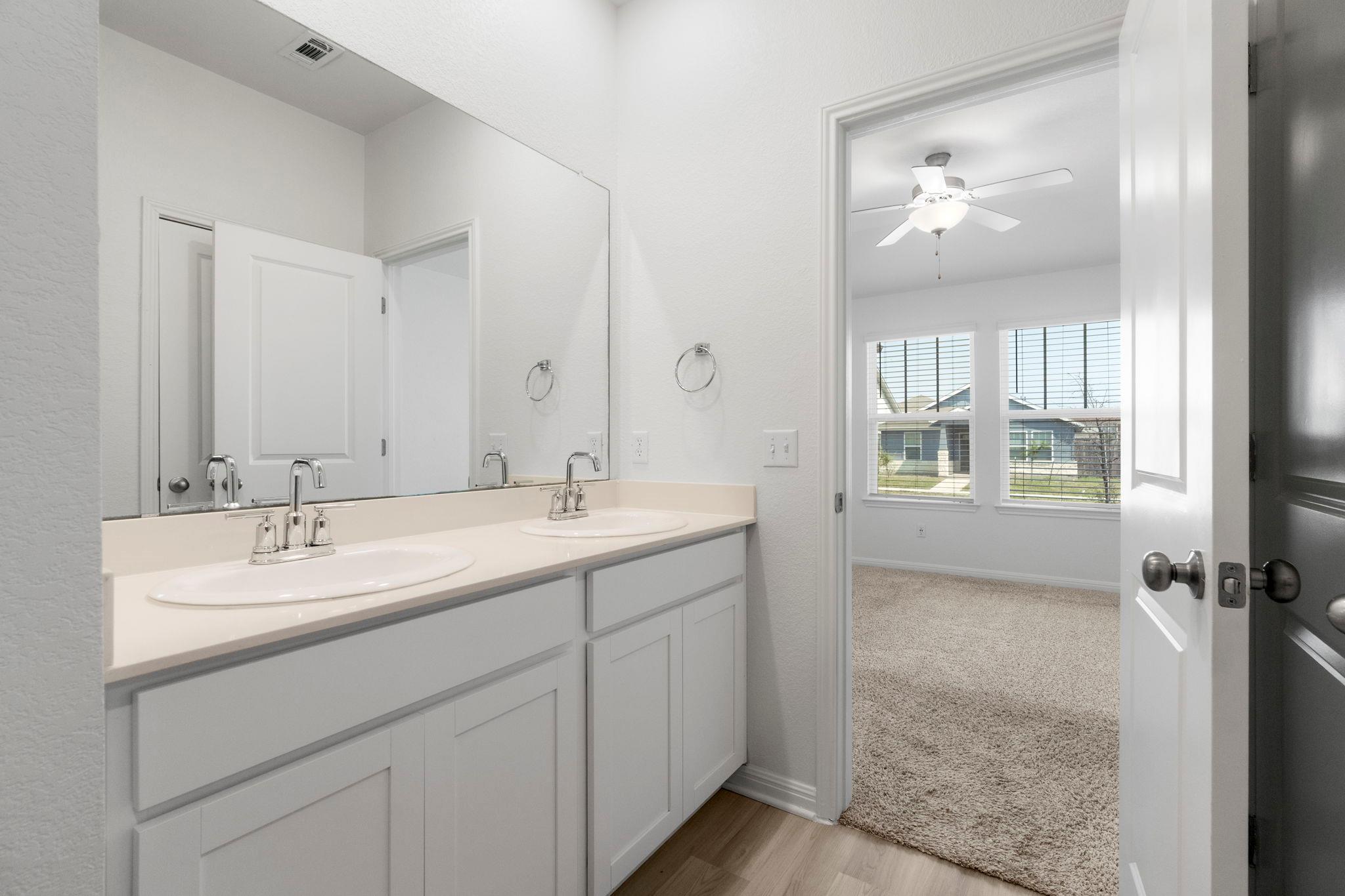 121 Oakdale Meadows Ln, Hutto, TX 78634