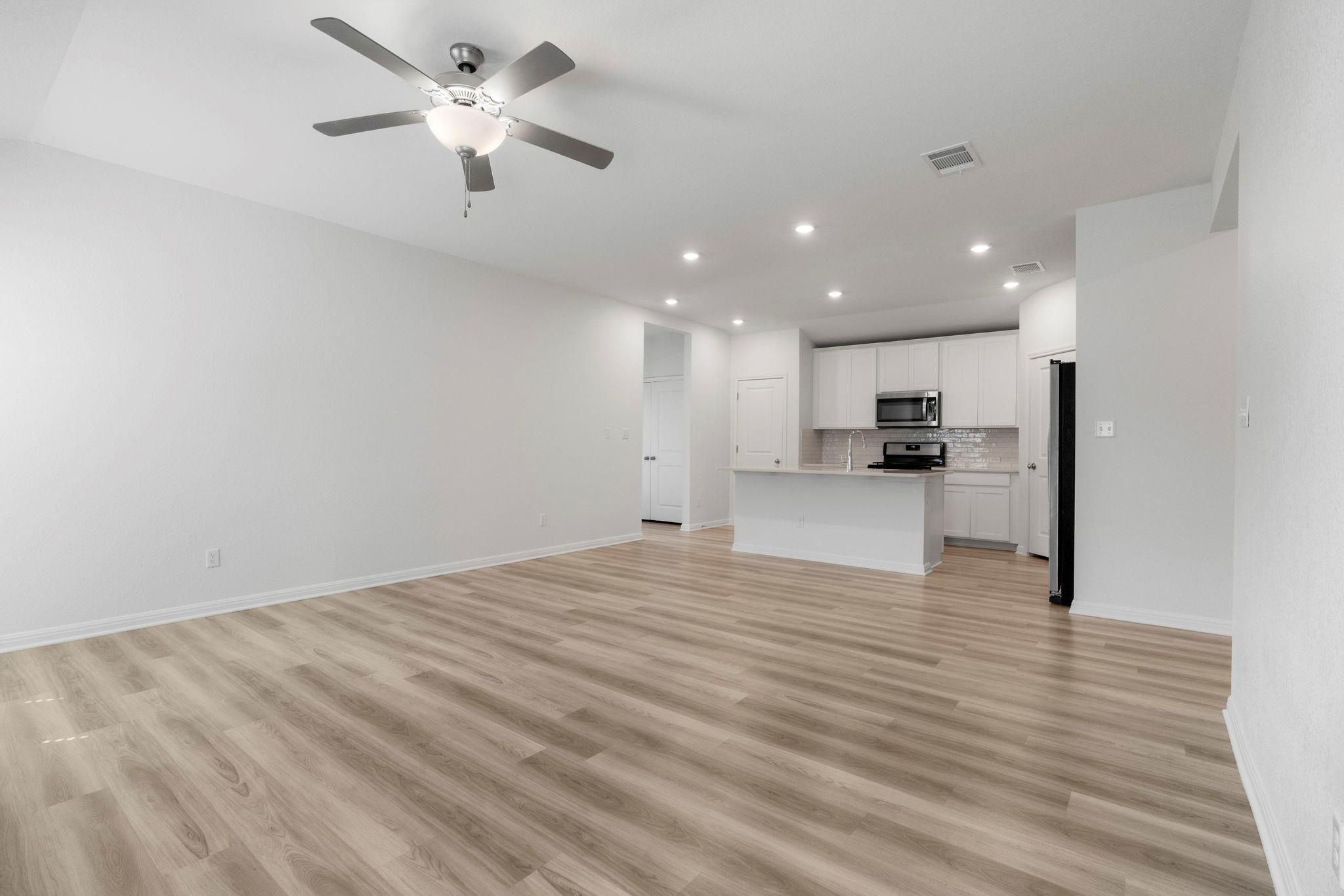 121 Oakdale Meadows Ln, Hutto, TX 78634