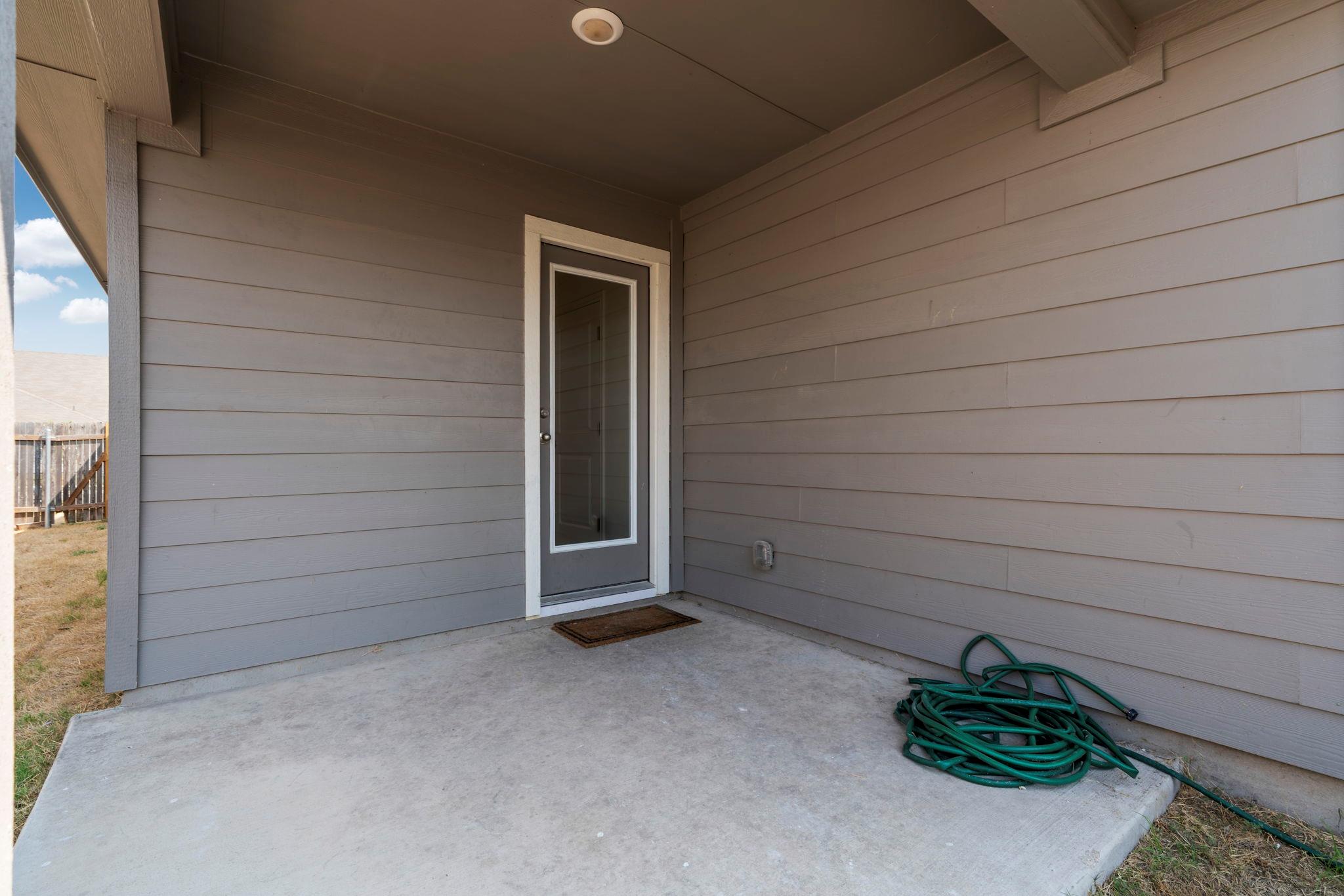 121 Oakdale Meadows Ln, Hutto, TX 78634