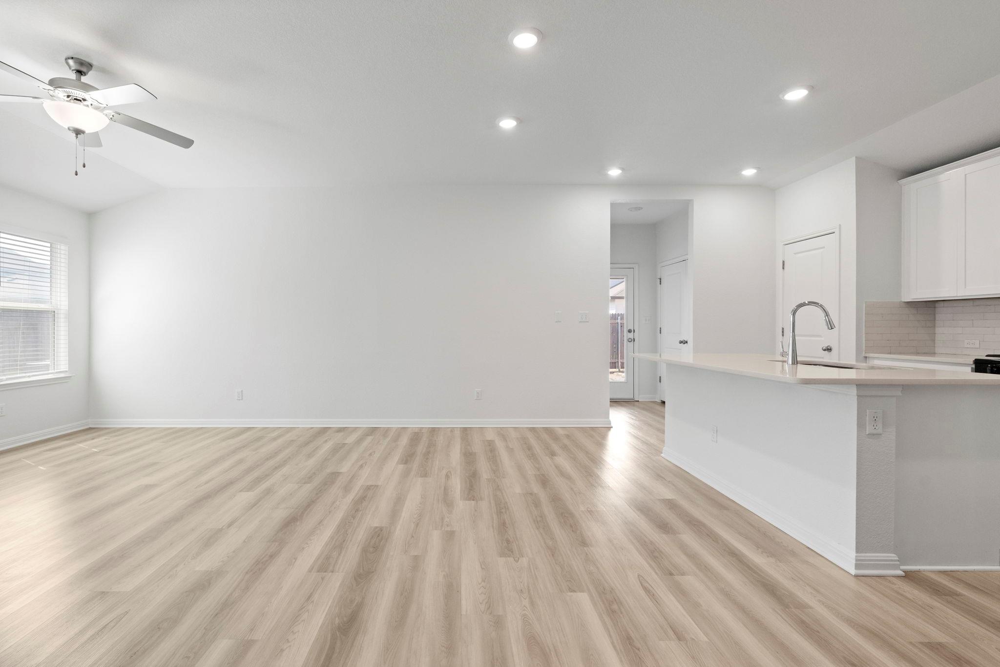 121 Oakdale Meadows Ln, Hutto, TX 78634