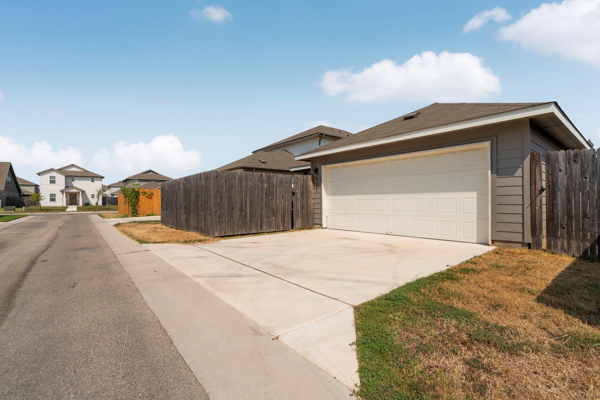 121 Oakdale Meadows Ln, Hutto, TX 78634