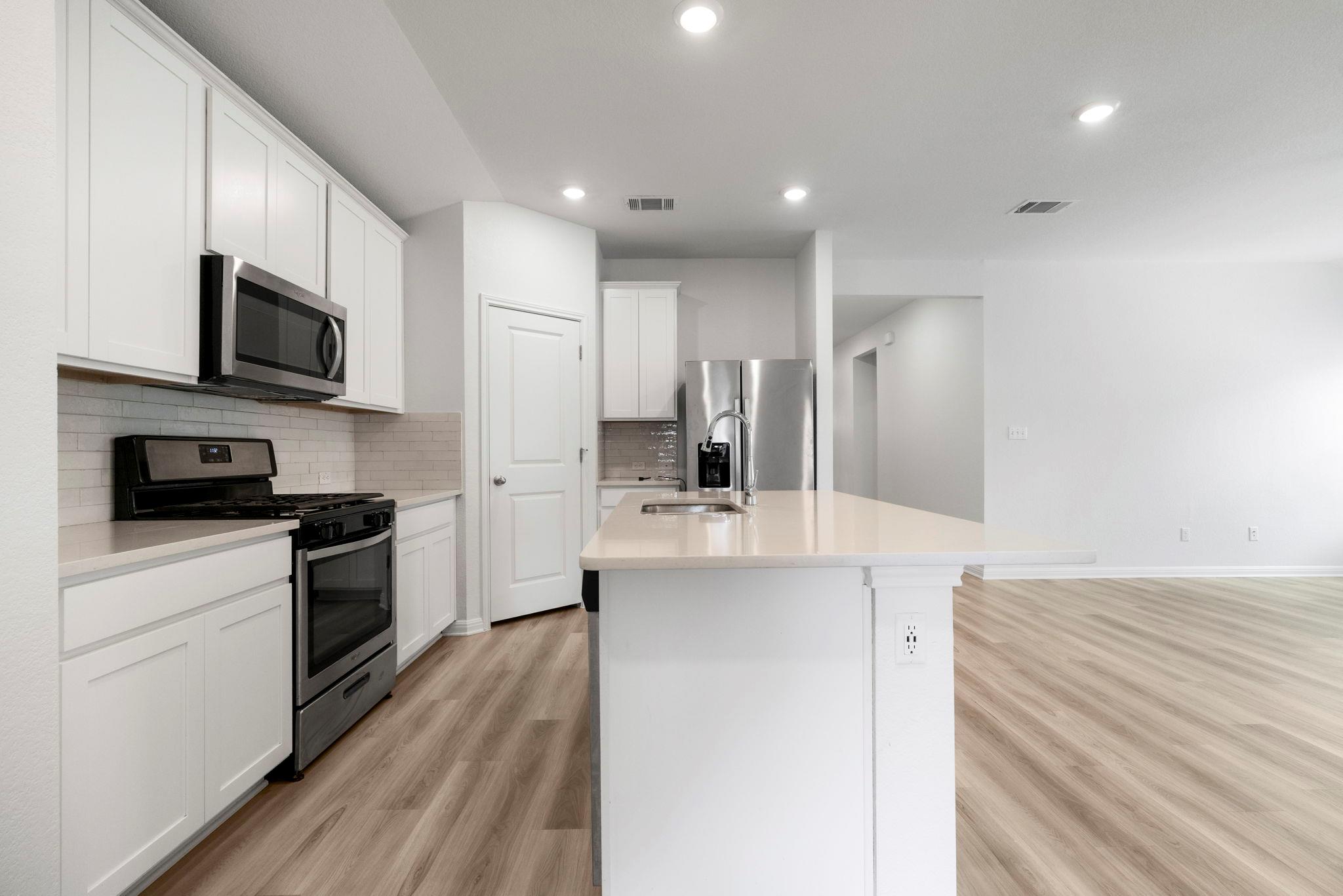 121 Oakdale Meadows Ln, Hutto, TX 78634