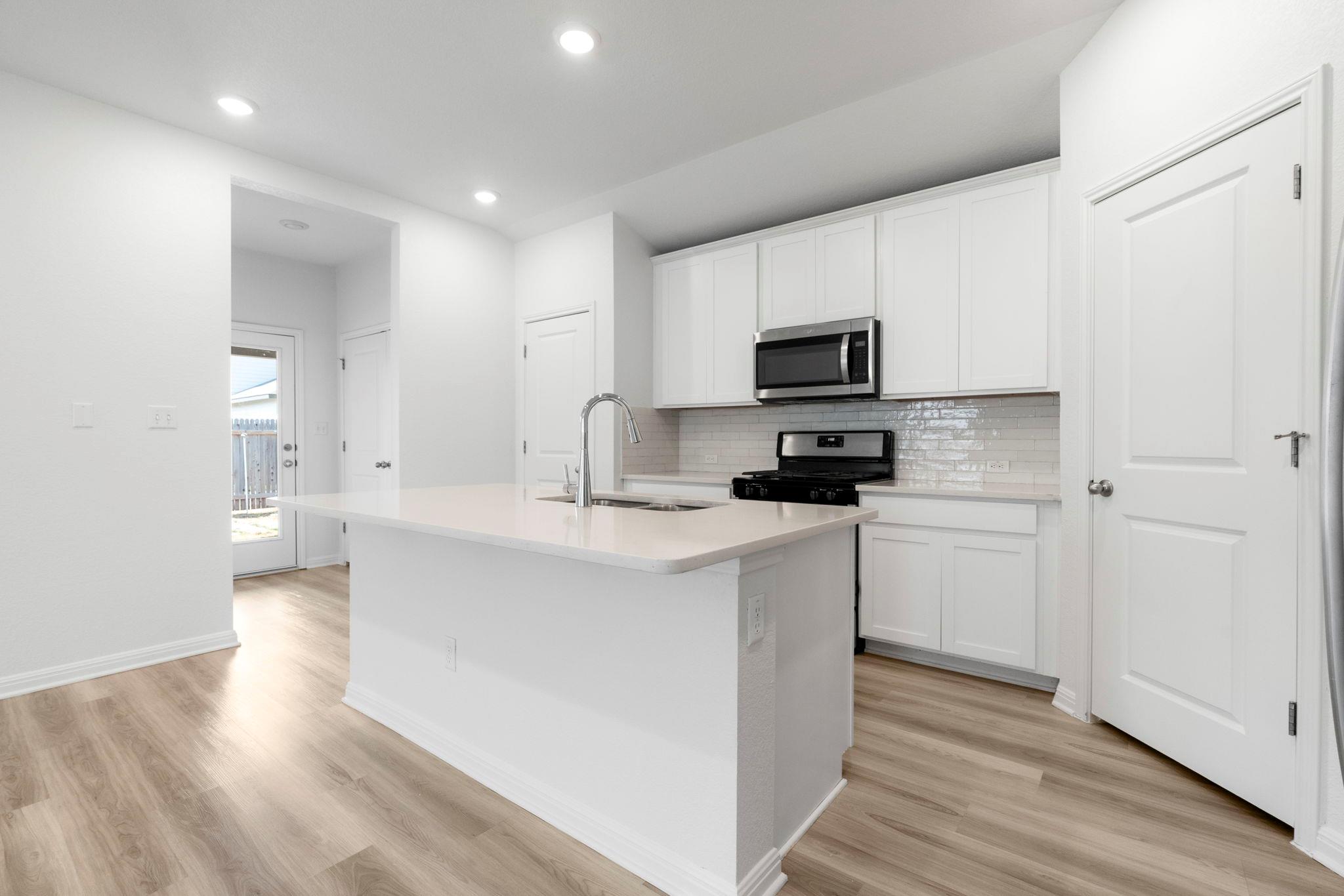 121 Oakdale Meadows Ln, Hutto, TX 78634