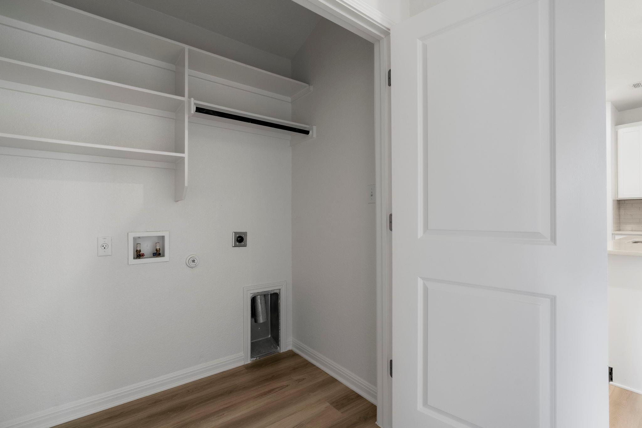 121 Oakdale Meadows Ln, Hutto, TX 78634