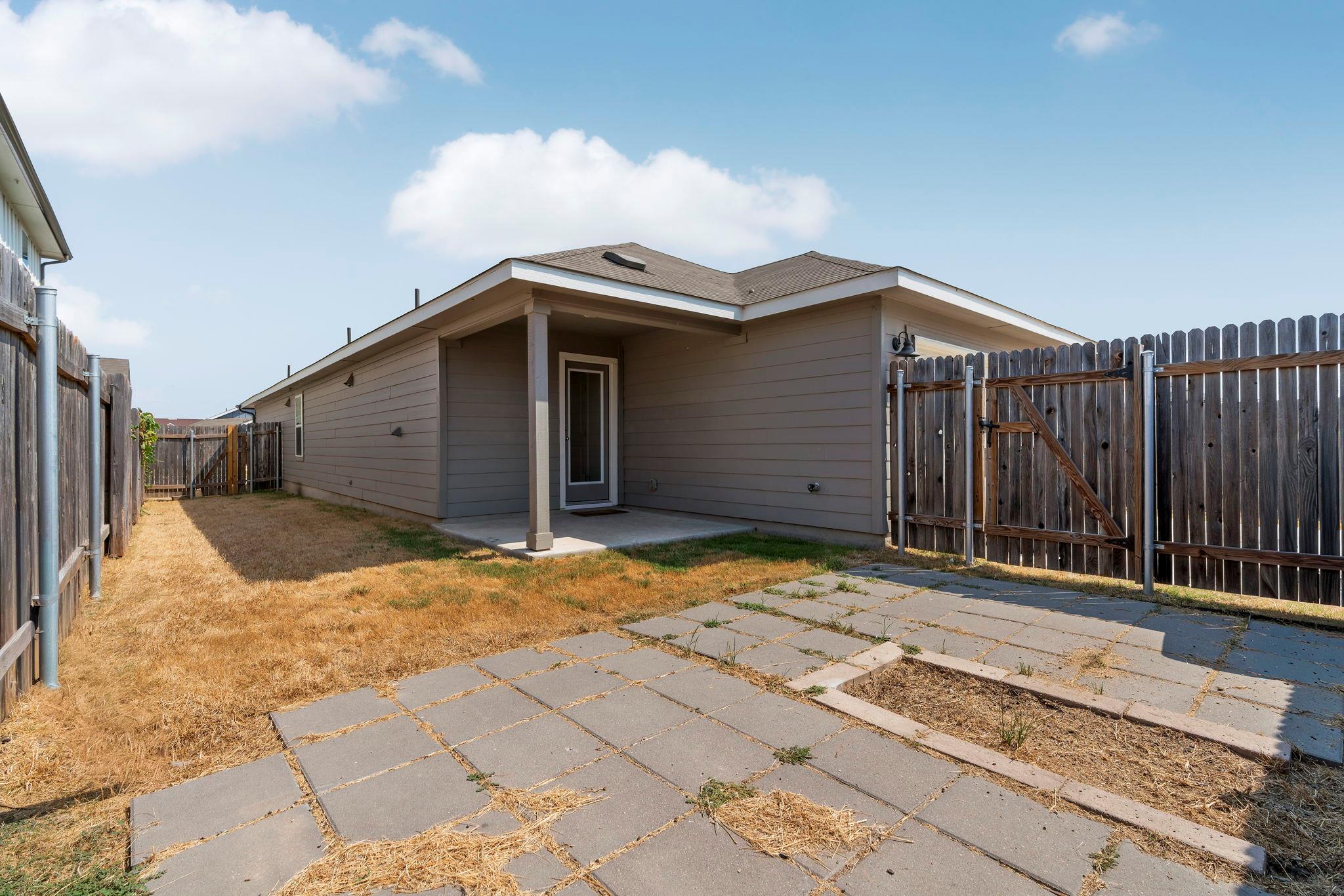 121 Oakdale Meadows Ln, Hutto, TX 78634