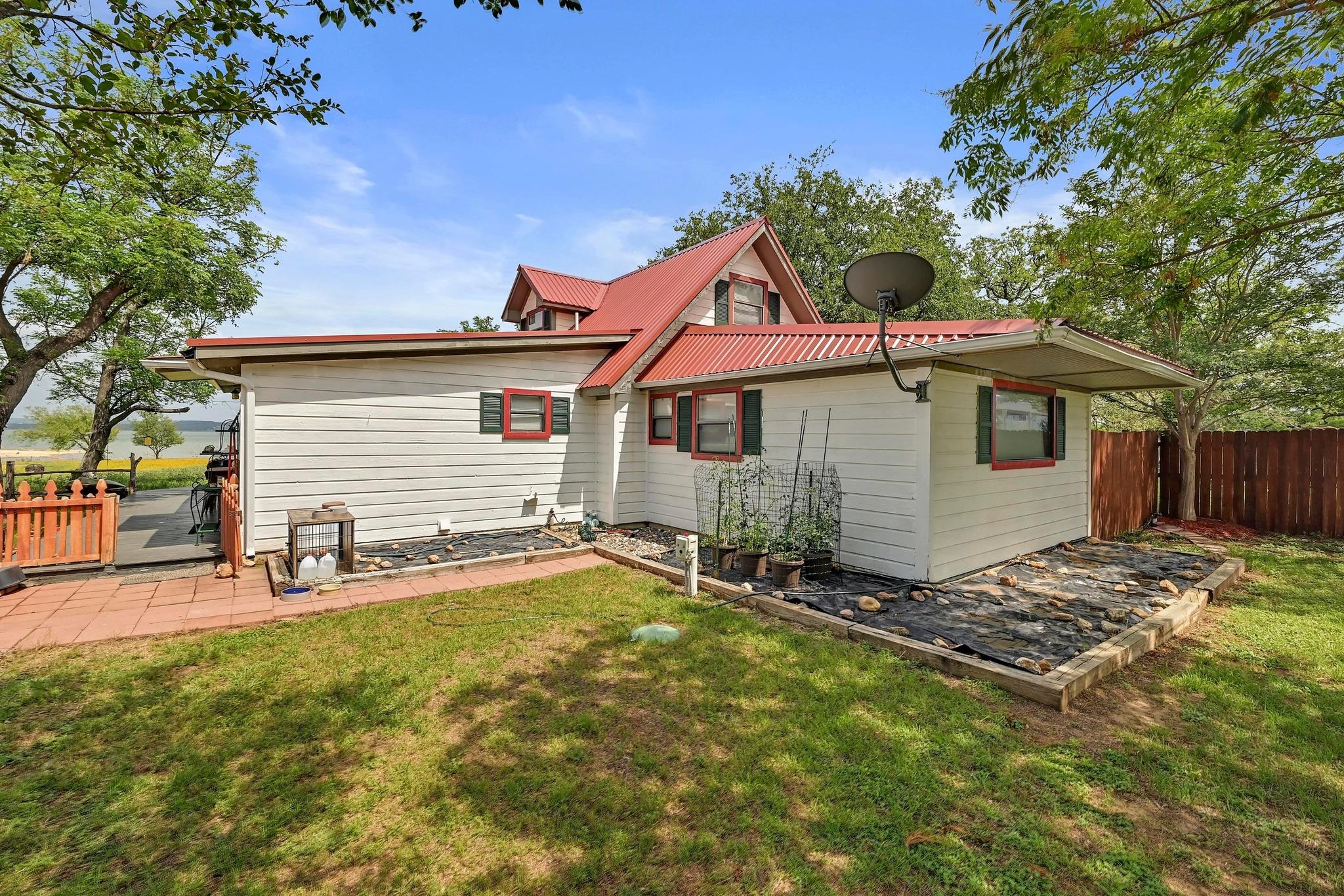 734 Island Dr, Bluffton, TX 78607