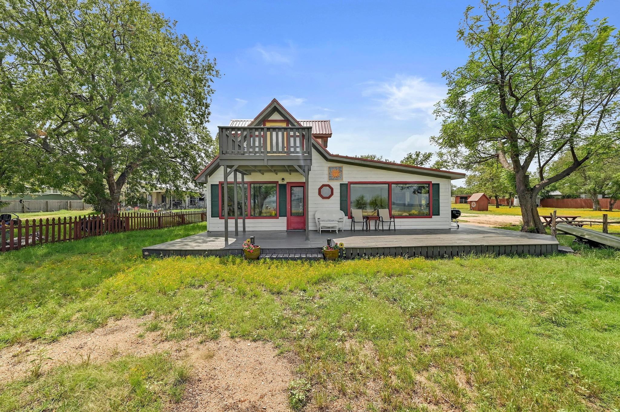 734 Island Dr, Bluffton, TX 78607