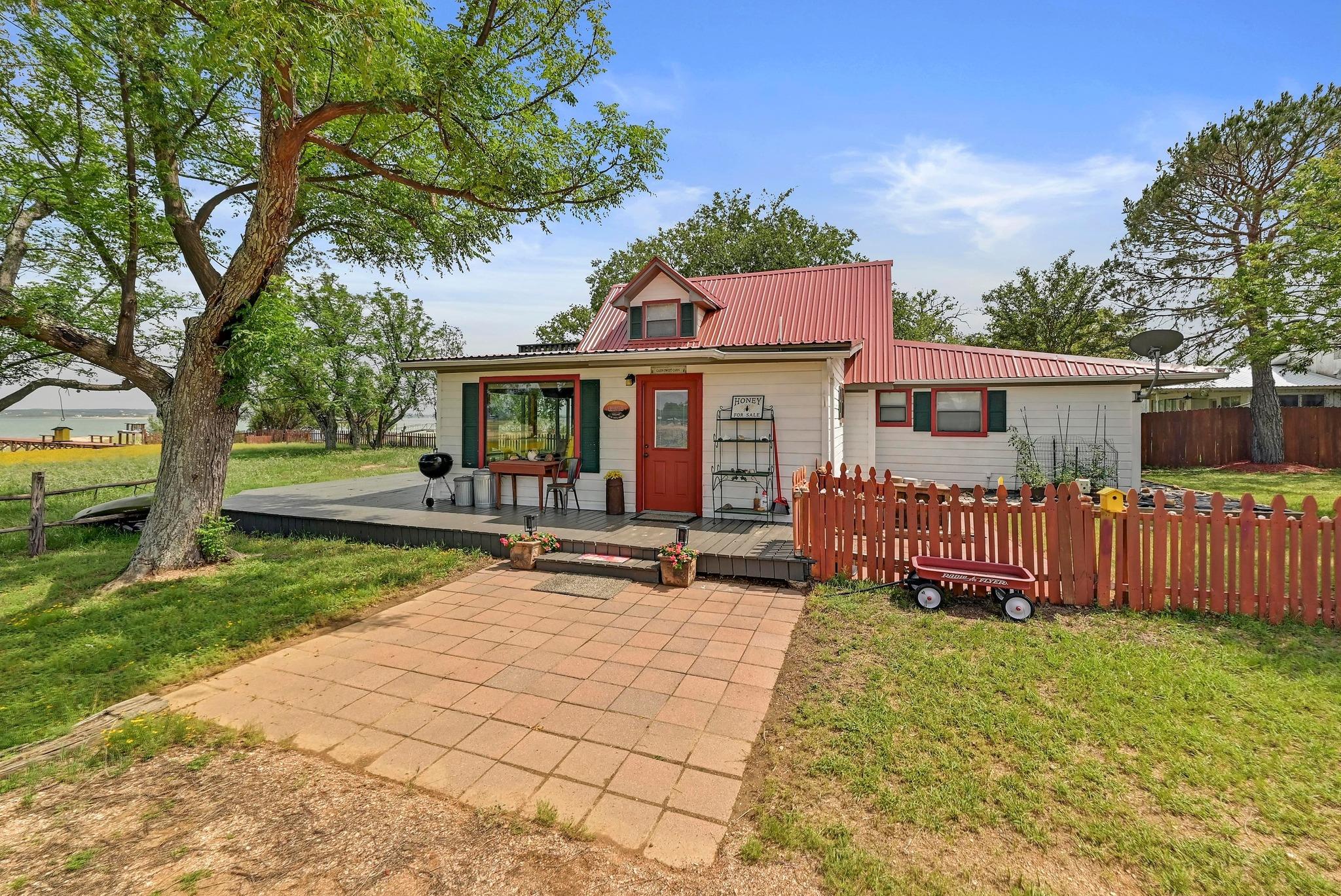 734 Island Dr, Bluffton, TX 78607