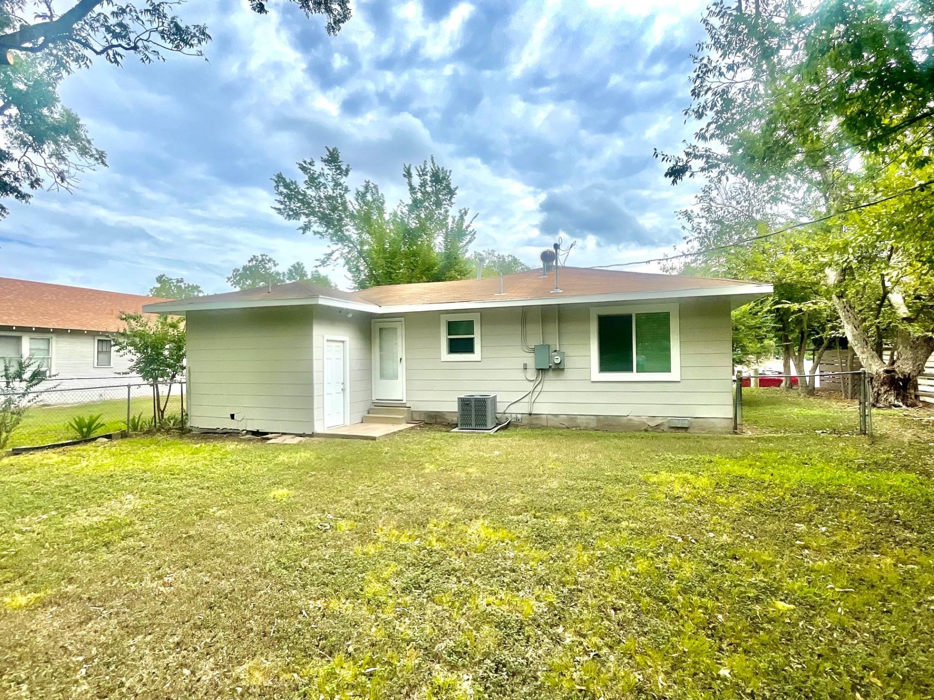 1109 Davis St, Taylor, TX 76574