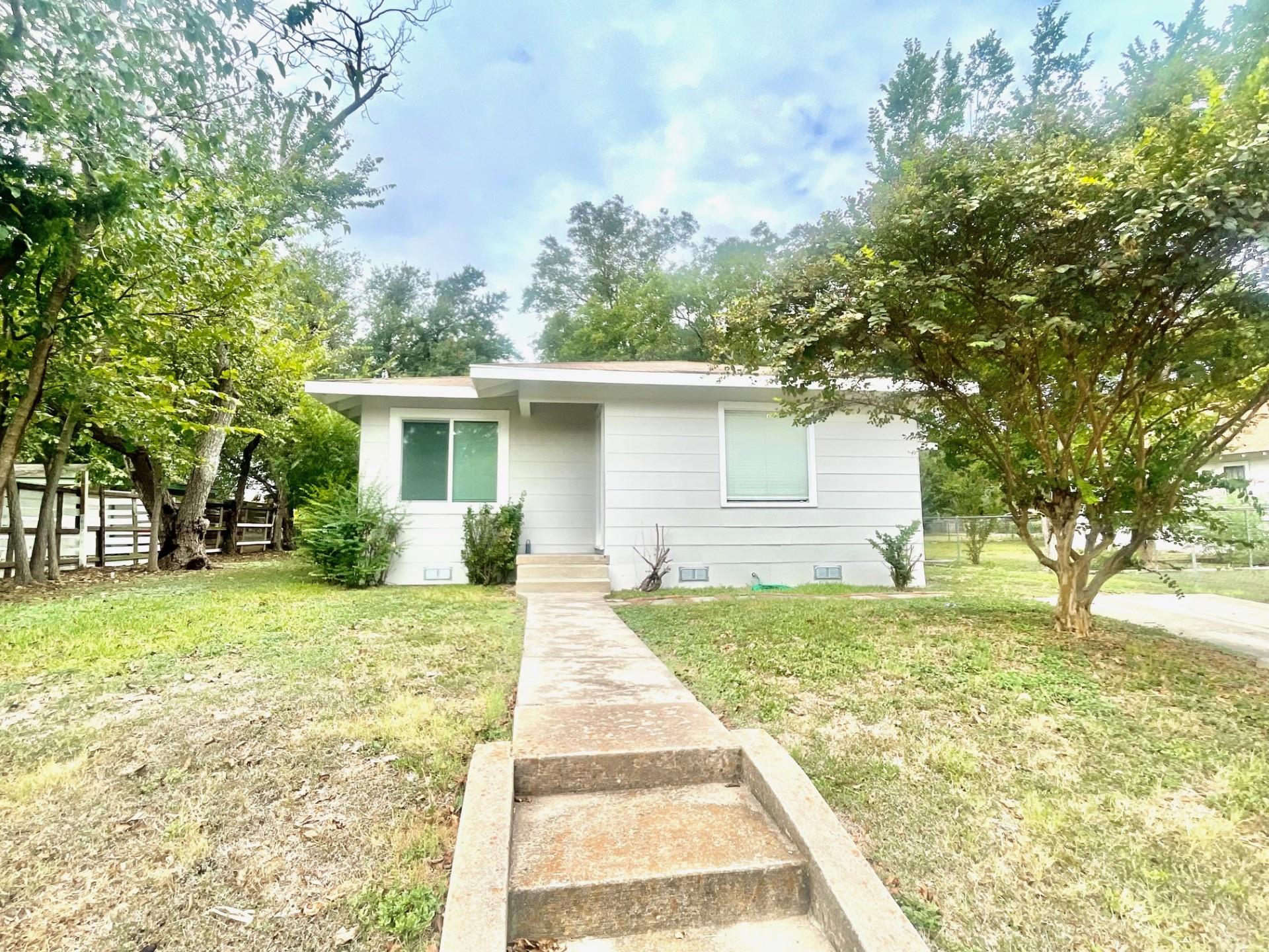 1109 Davis St, Taylor, TX 76574