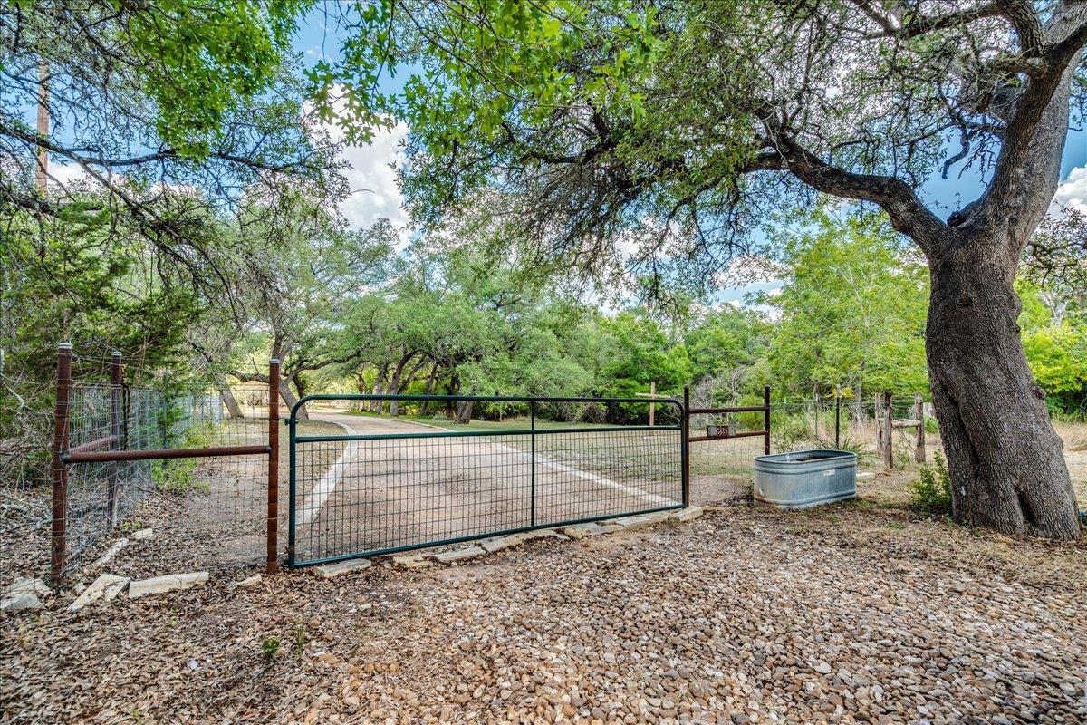 251 Oak Grove Dr, Dripping Springs, TX 78620