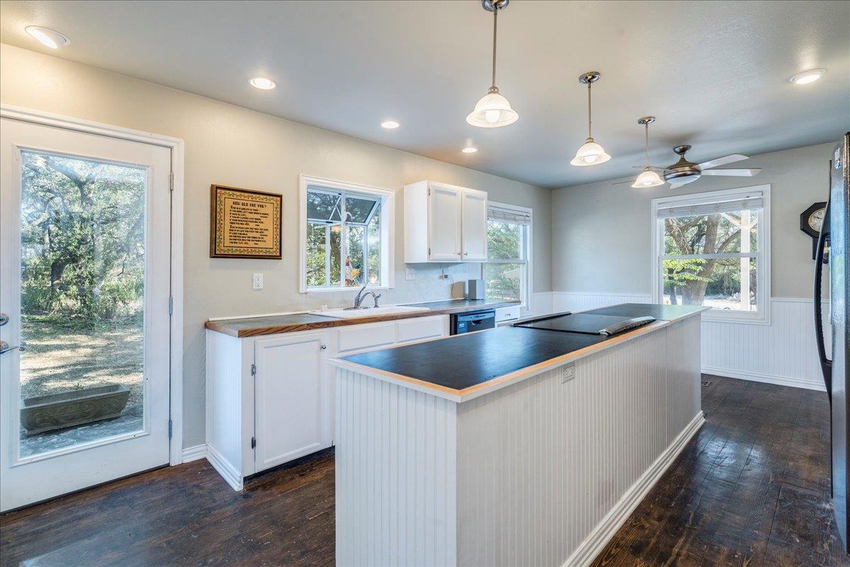 251 Oak Grove Dr, Dripping Springs, TX 78620