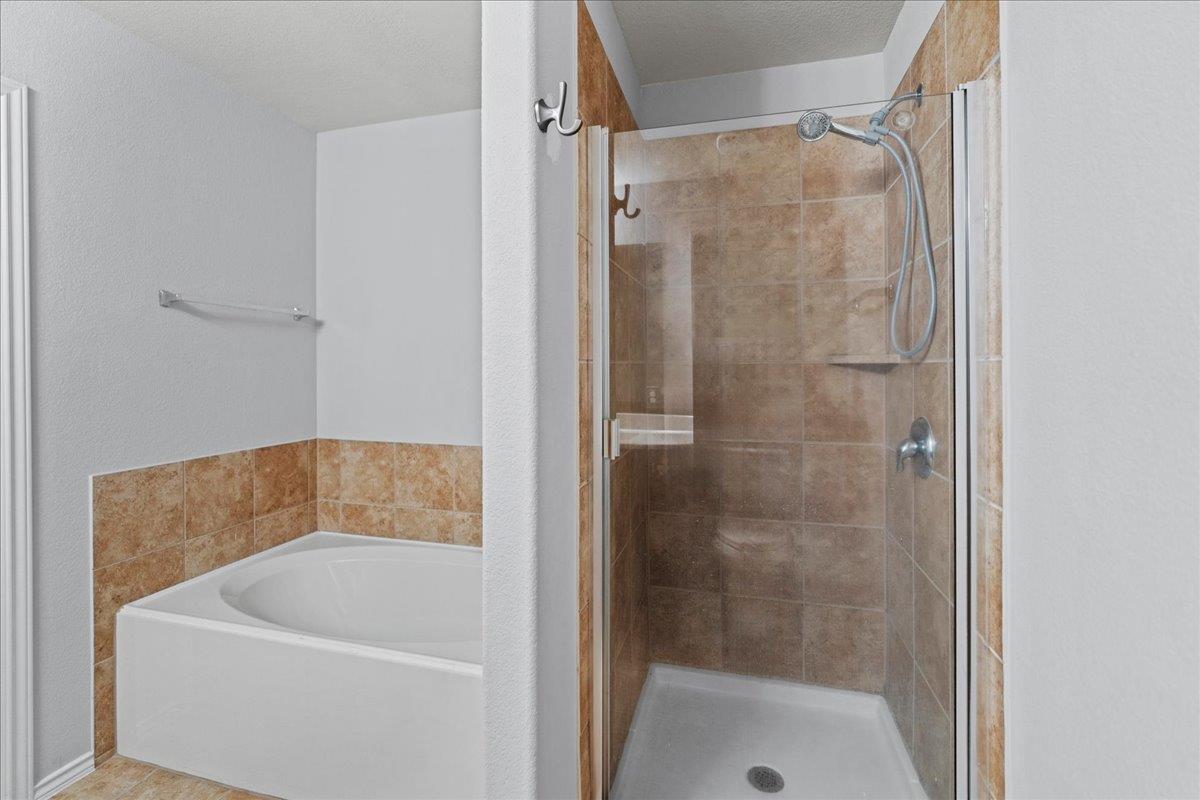 18420 Cloudmore Ln, Elgin, TX 78621