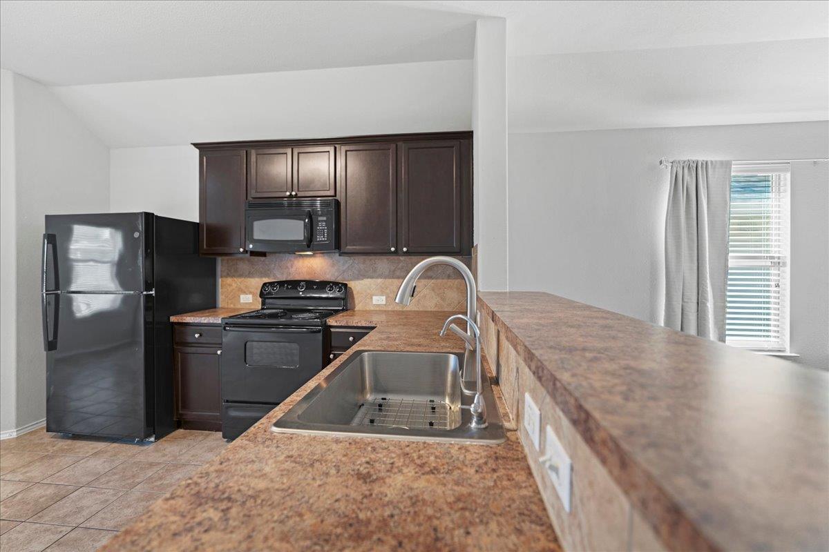 18420 Cloudmore Ln, Elgin, TX 78621