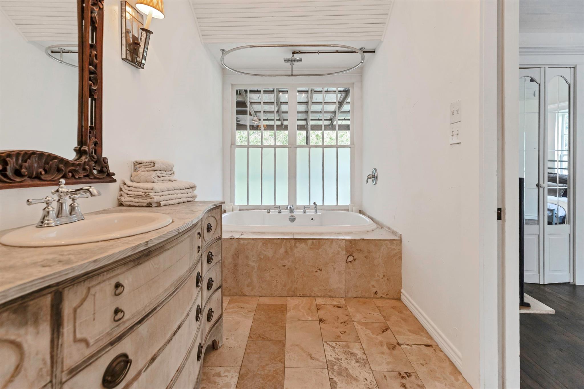 409 N North Main St, Burnet, TX 78611