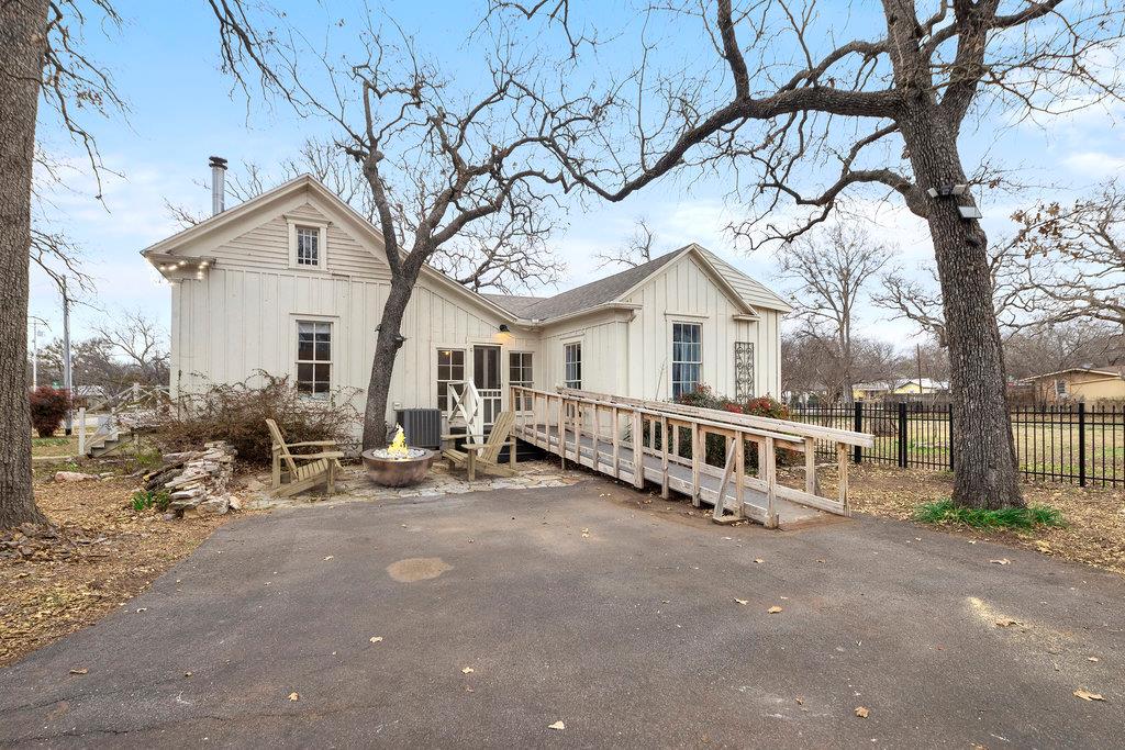 409 N North Main St, Burnet, TX 78611