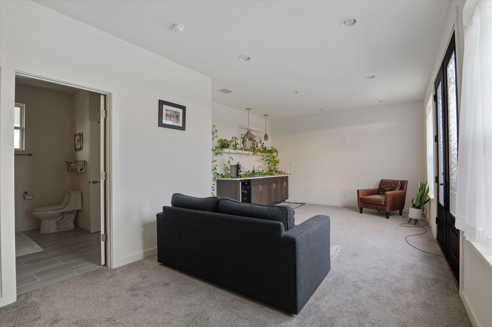 136 W Castlebriar Dr, Granite Shoals, TX 78654