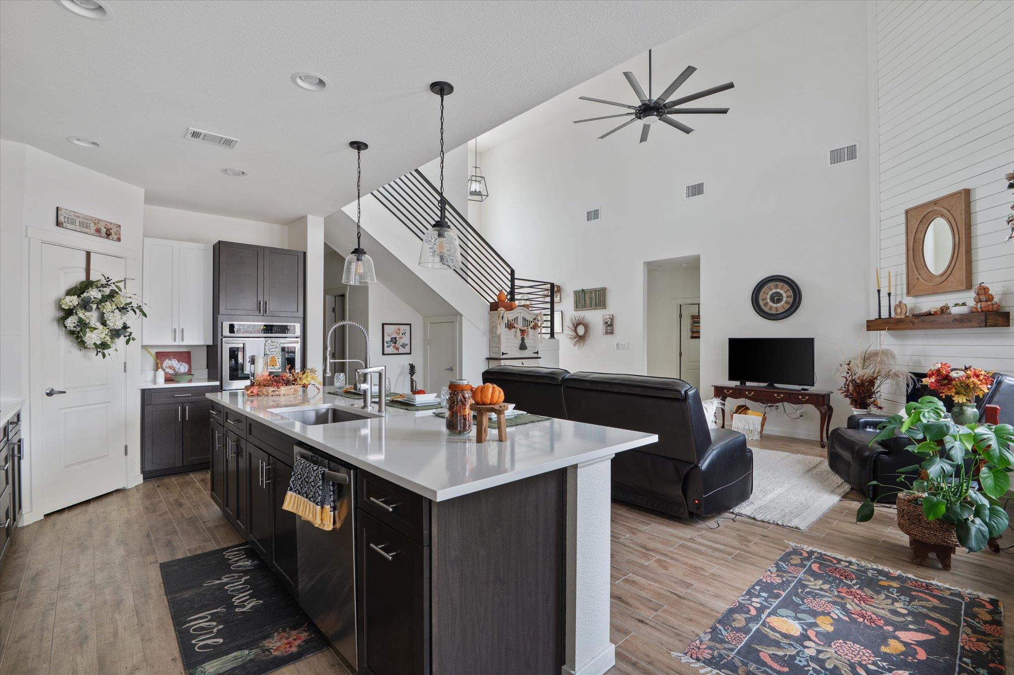 136 W Castlebriar Dr, Granite Shoals, TX 78654