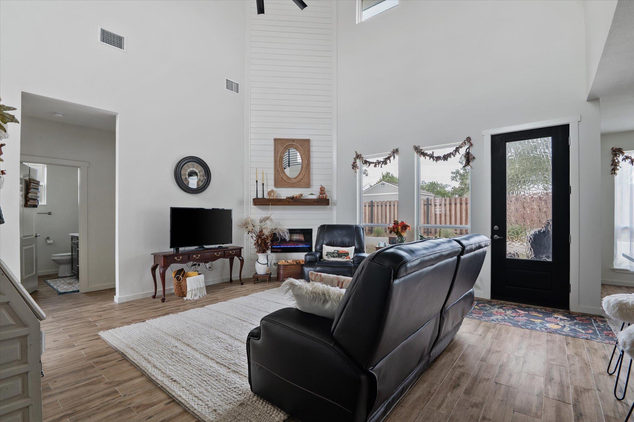 136 W Castlebriar Dr, Granite Shoals, TX 78654