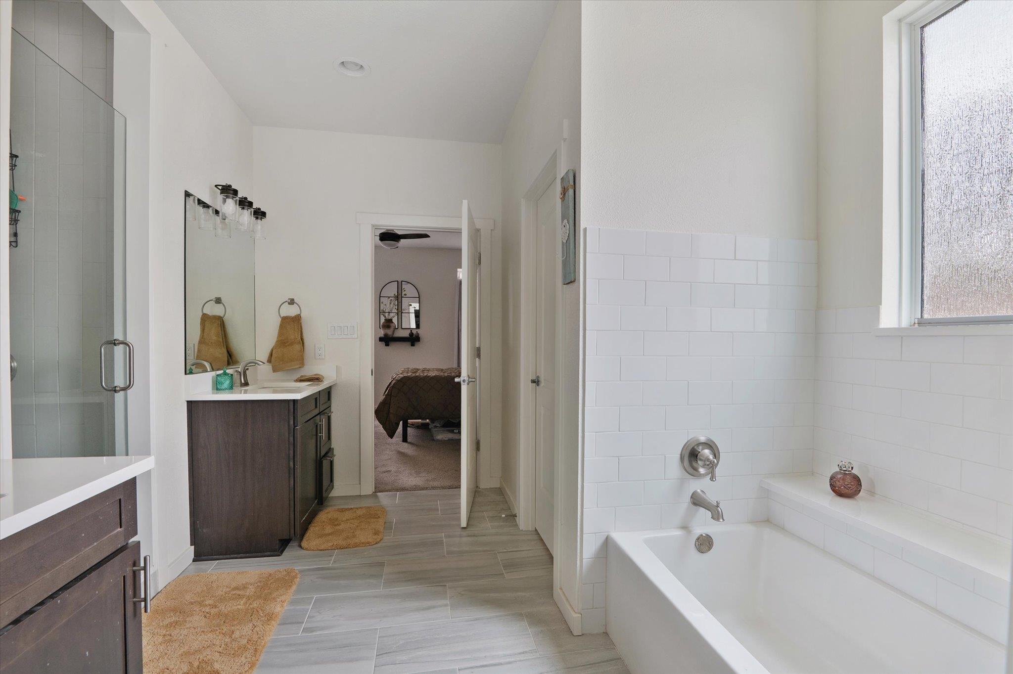 136 W Castlebriar Dr, Granite Shoals, TX 78654