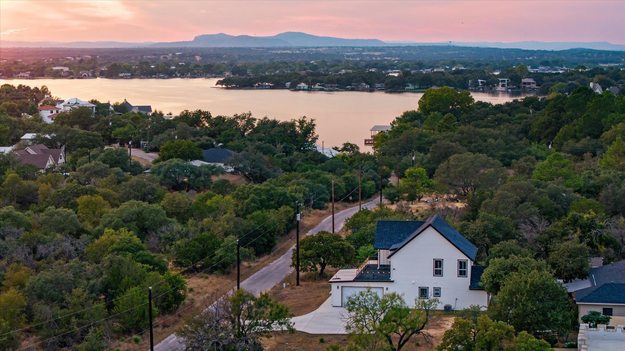 136 W Castlebriar Dr, Granite Shoals, TX 78654