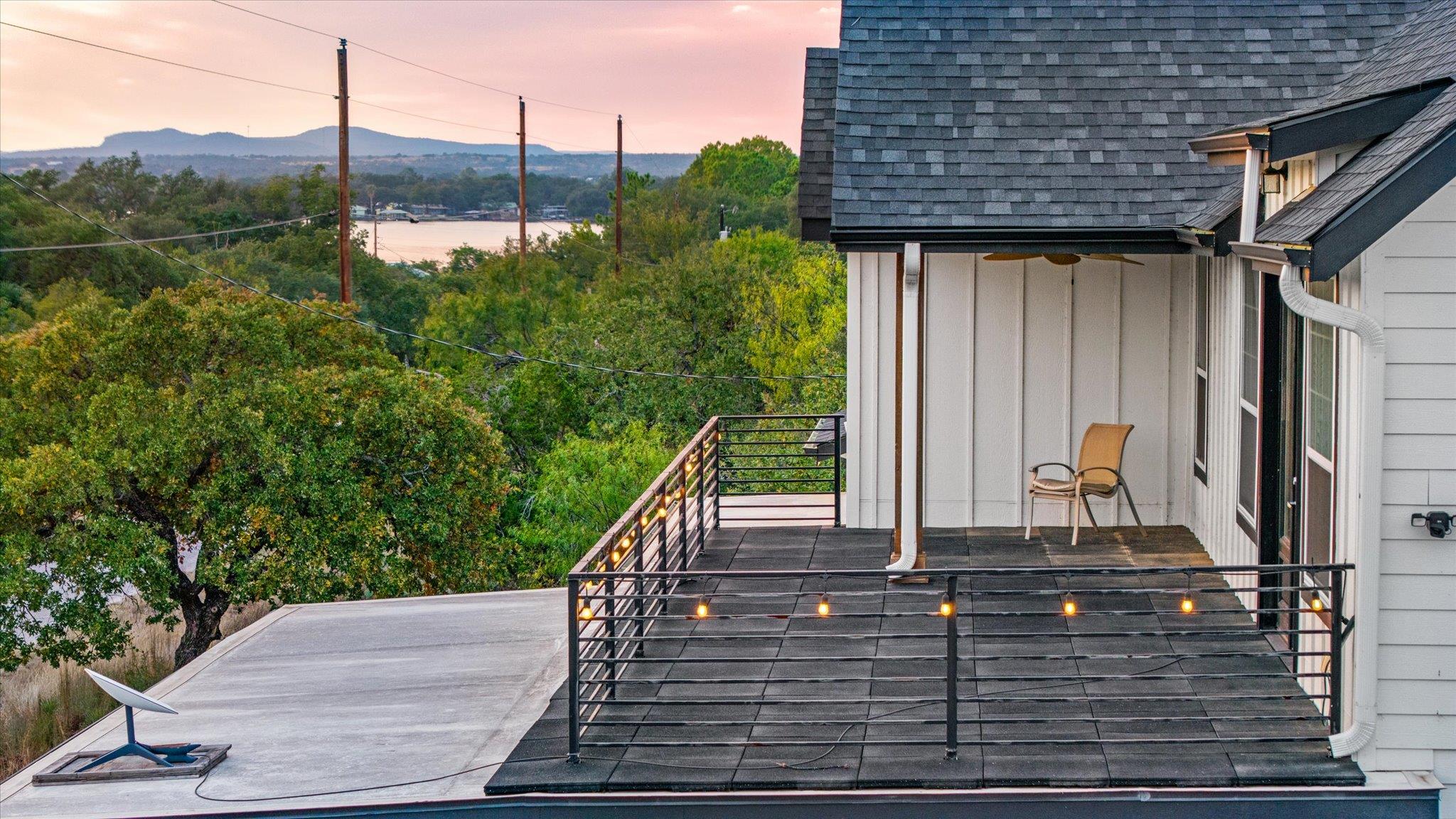 136 W Castlebriar Dr, Granite Shoals, TX 78654