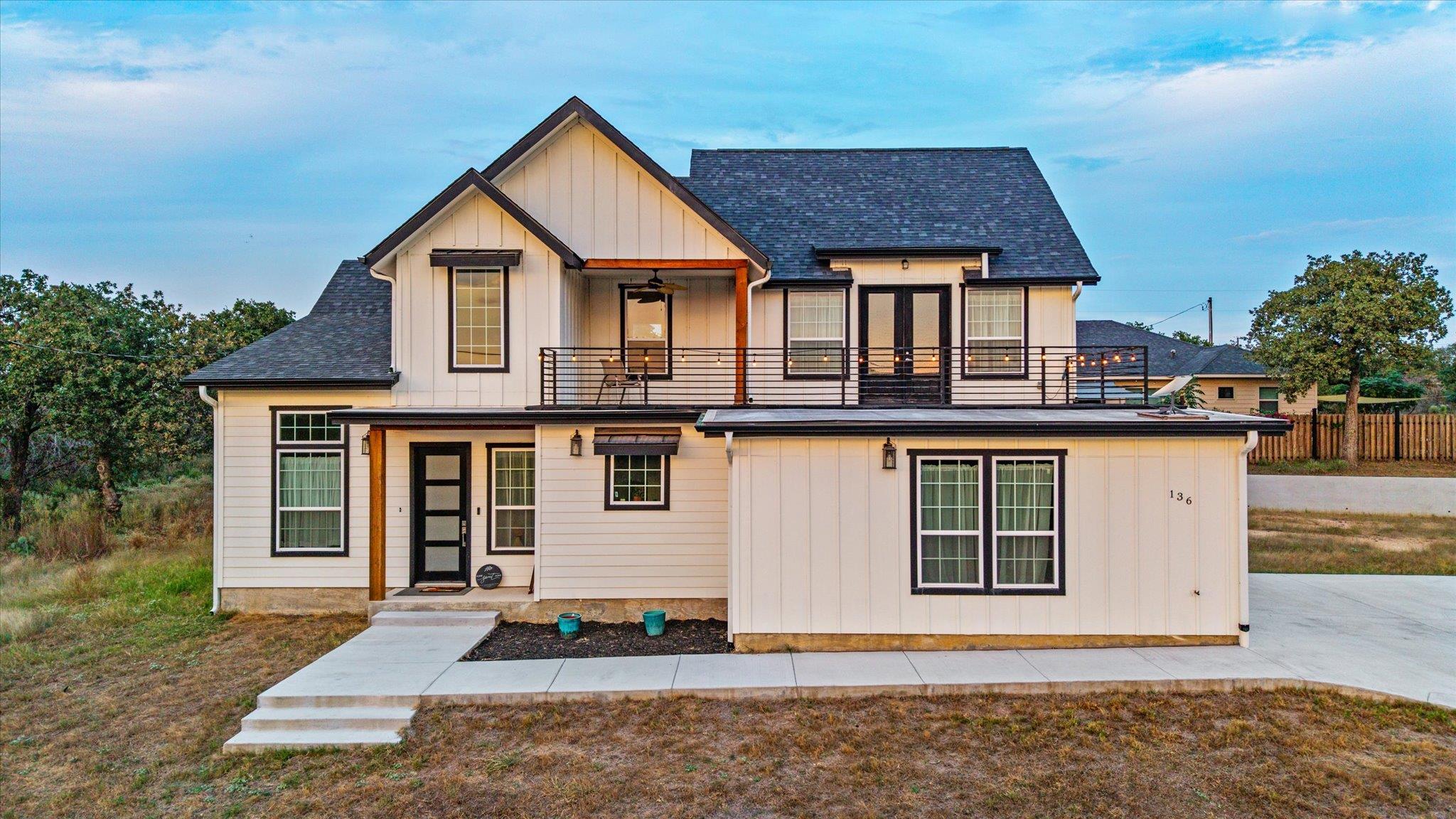 136 W Castlebriar Dr, Granite Shoals, TX 78654