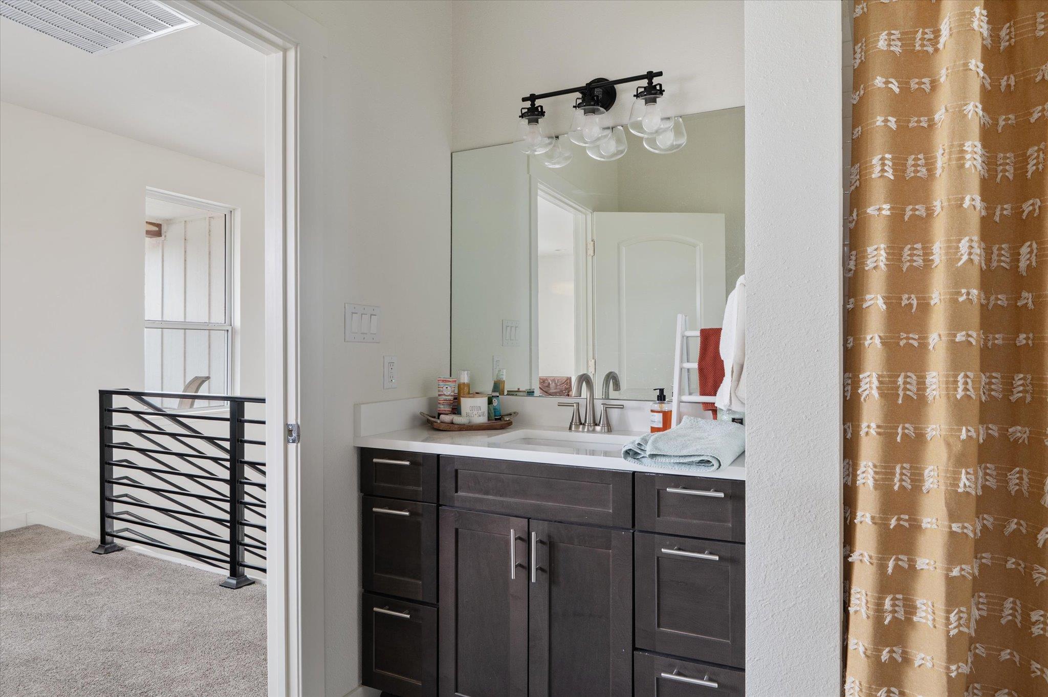 136 W Castlebriar Dr, Granite Shoals, TX 78654