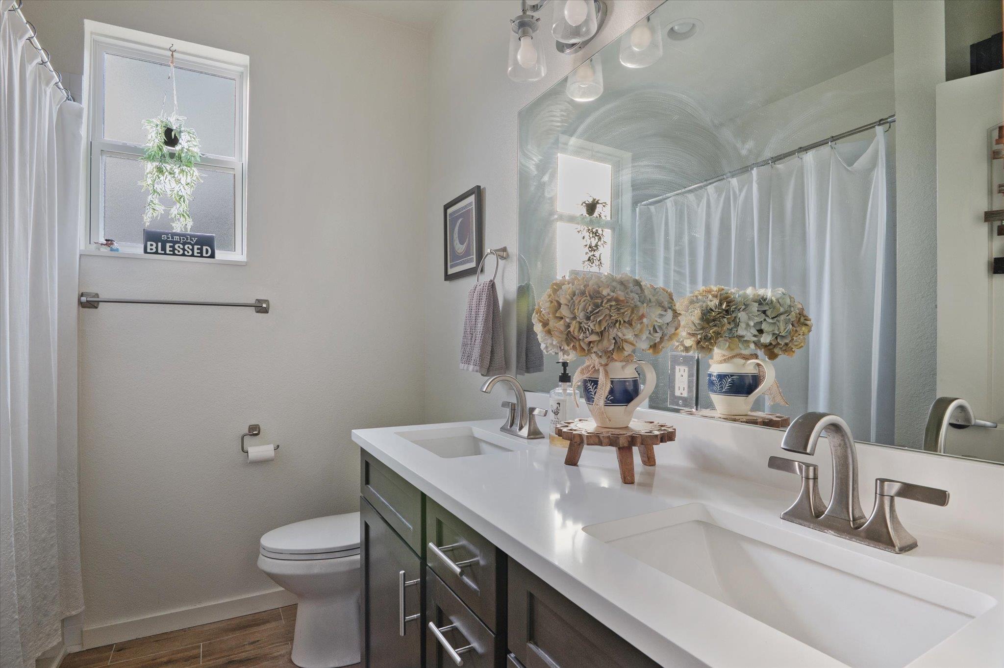 136 W Castlebriar Dr, Granite Shoals, TX 78654